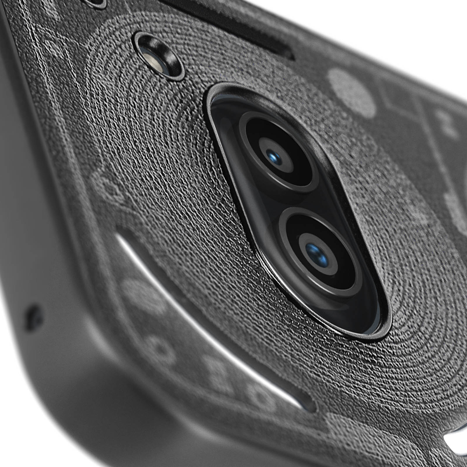 Primo piano dell'obiettivo della fotocamera del telefono con custodia nera a fantasia.