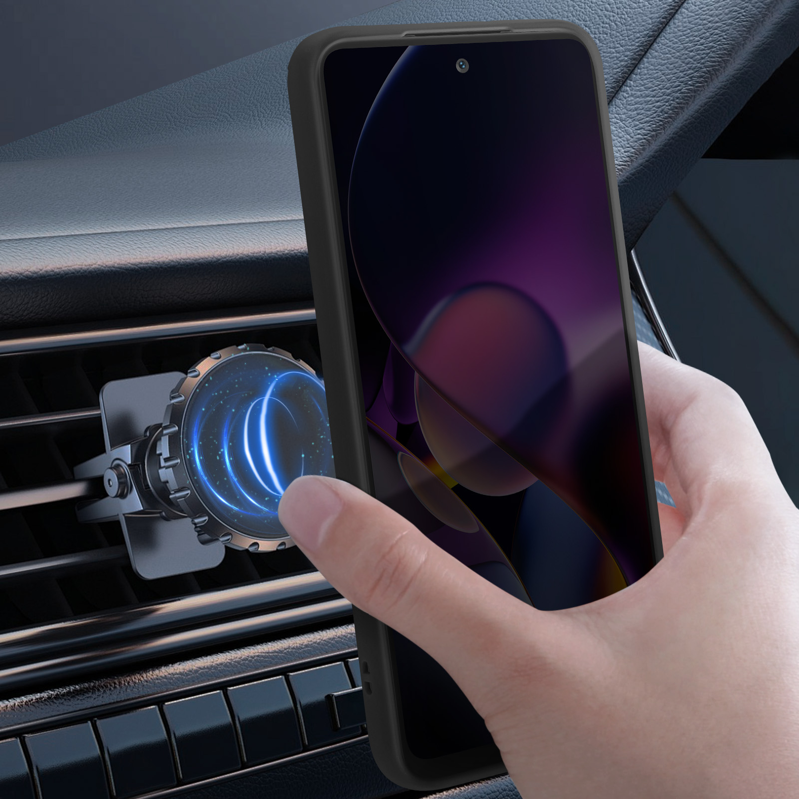 Hand, die Telefon in Autohalterung hält. Telefon hat schwarze Hülle, Bildschirm zeigt Lila.
