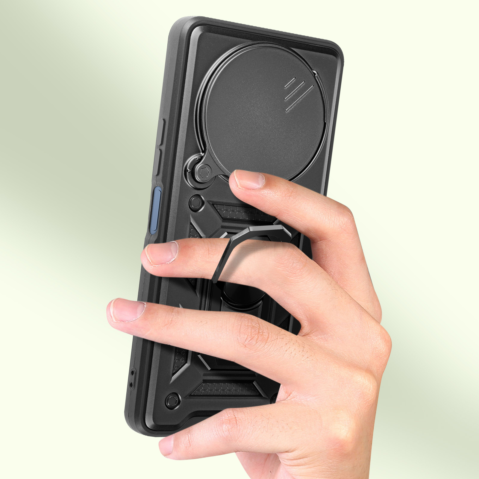 Custodia per telefono nera con anello di supporto, tenuta da una mano su sfondo verde chiaro.