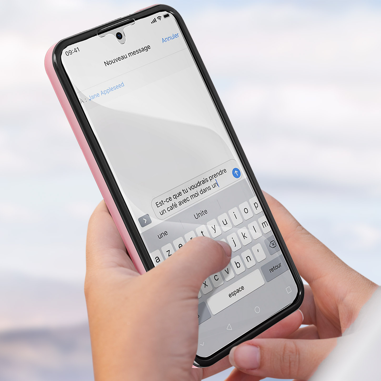 Mano che tiene un telefono. Il telefono ha una custodia rosa. Messaggio di testo sullo schermo.