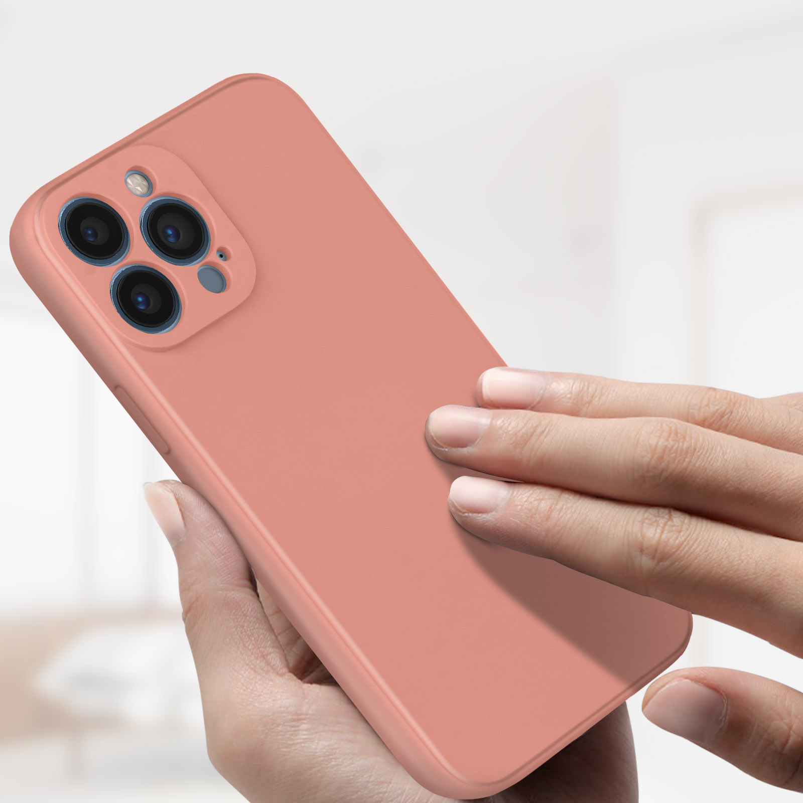Custodia per telefono color pesca su un telefono, tenuta tra le mani di una persona.