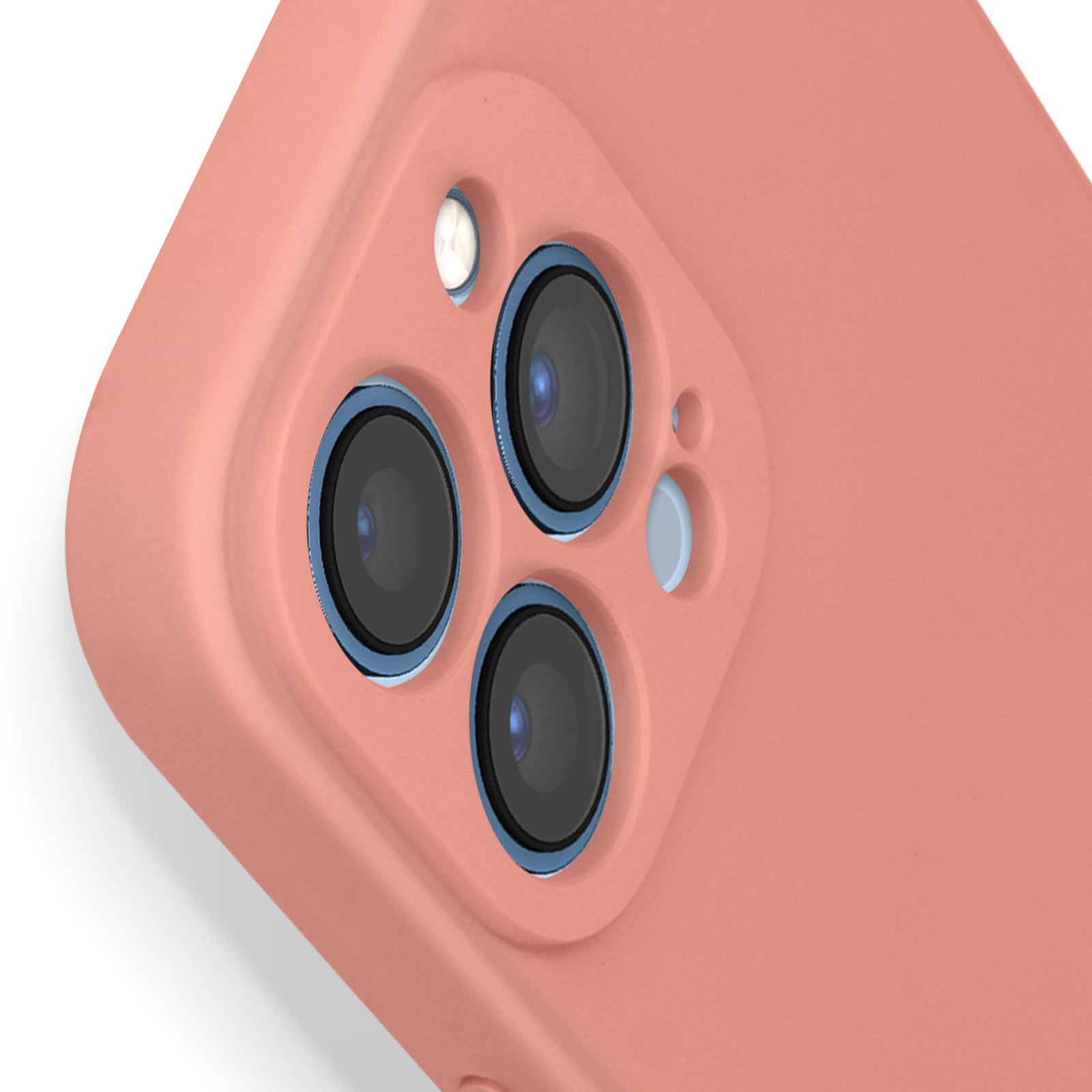Primo piano di un modulo fotocamera del telefono in una custodia color corallo. Sono visibili tre obiettivi.
