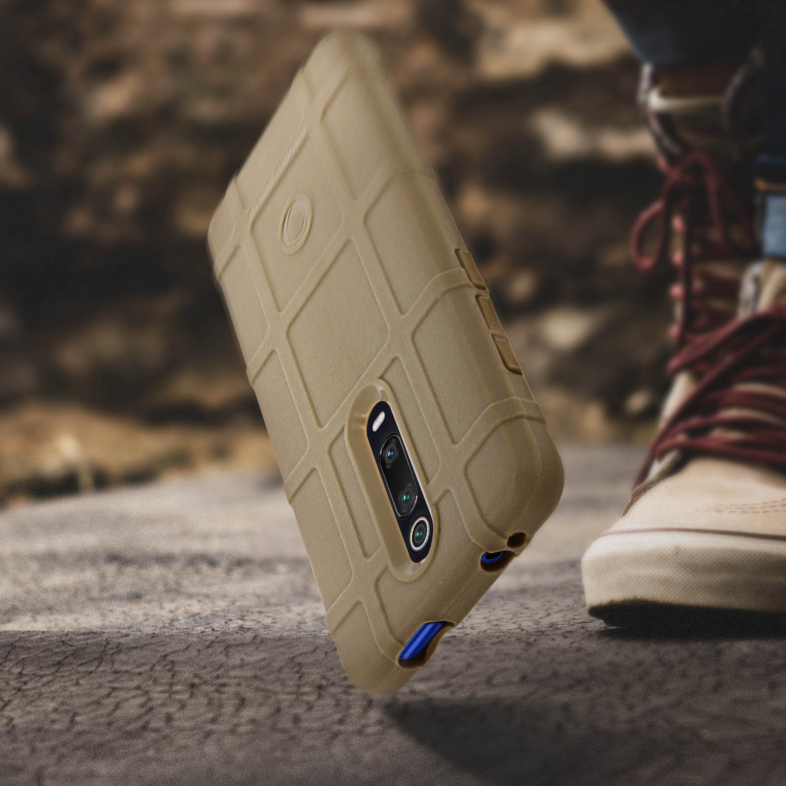 Custodia color beige su cemento. Si vede la scarpa di una persona.