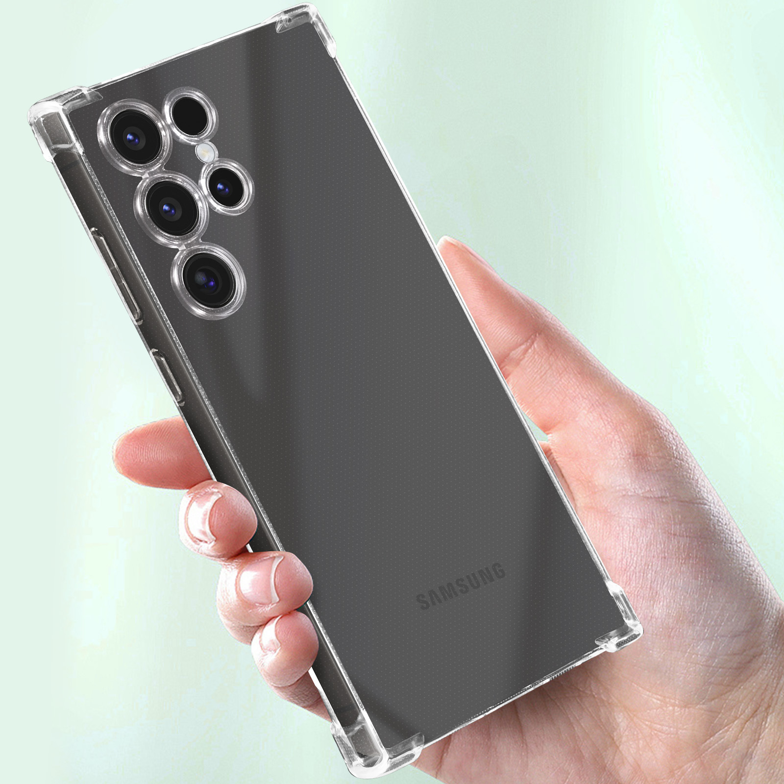 Mano che tiene un telefono in una custodia trasparente. Il telefono ha più fotocamere e un logo Samsung.
