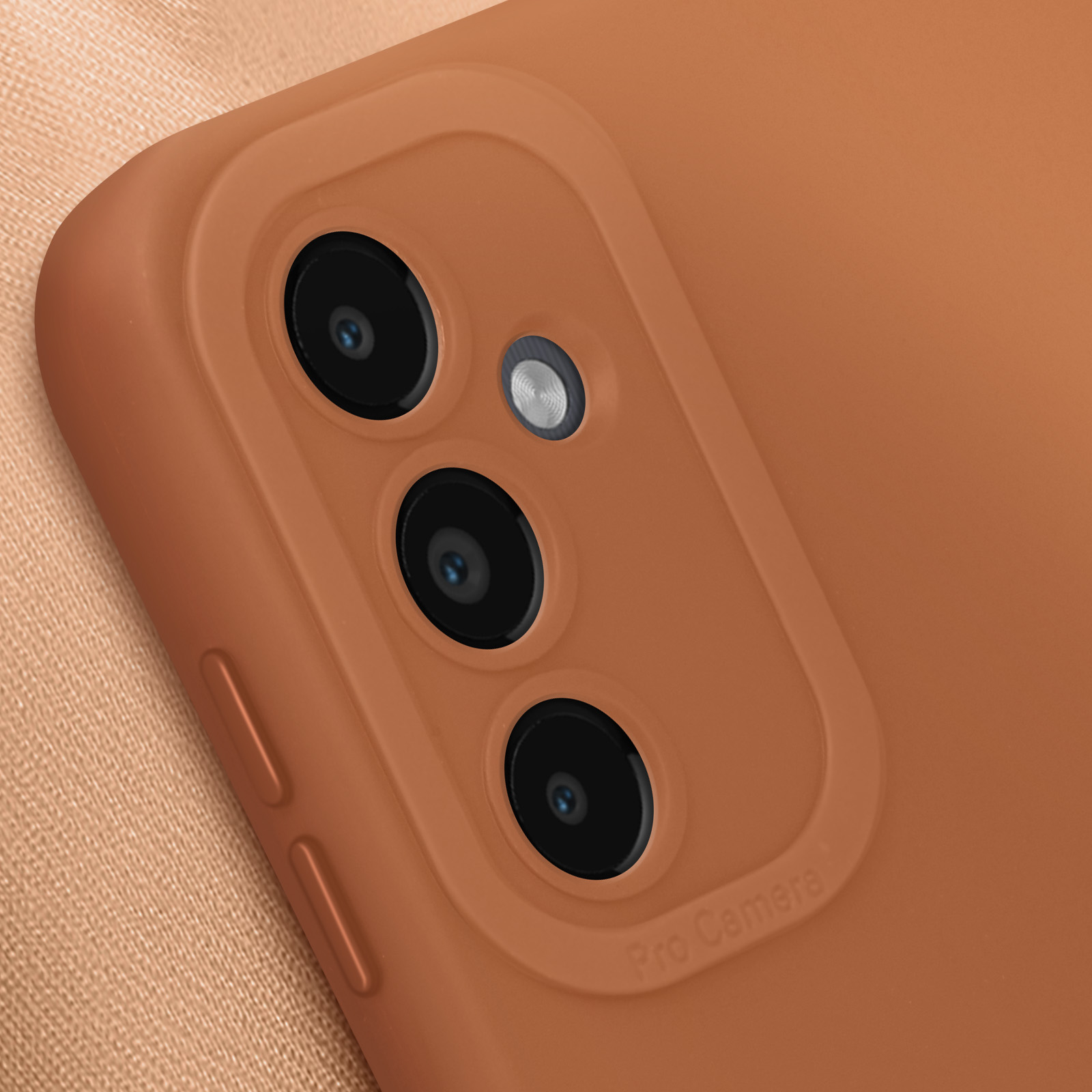 Custodia arancione per telefono con tre fotocamere, un flash e le parole Pro Camera.