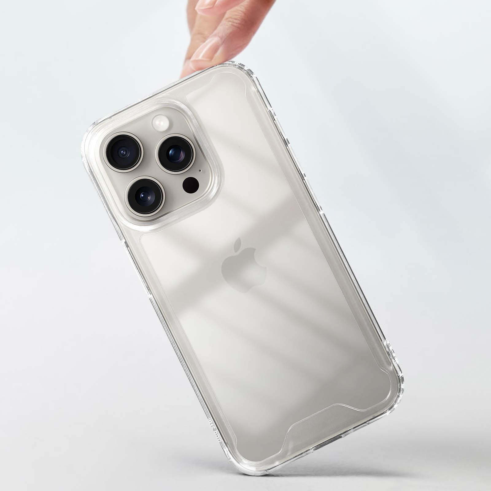 Una mano che tiene un telefono in una custodia trasparente. Il retro del telefono mostra tre fotocamere.
