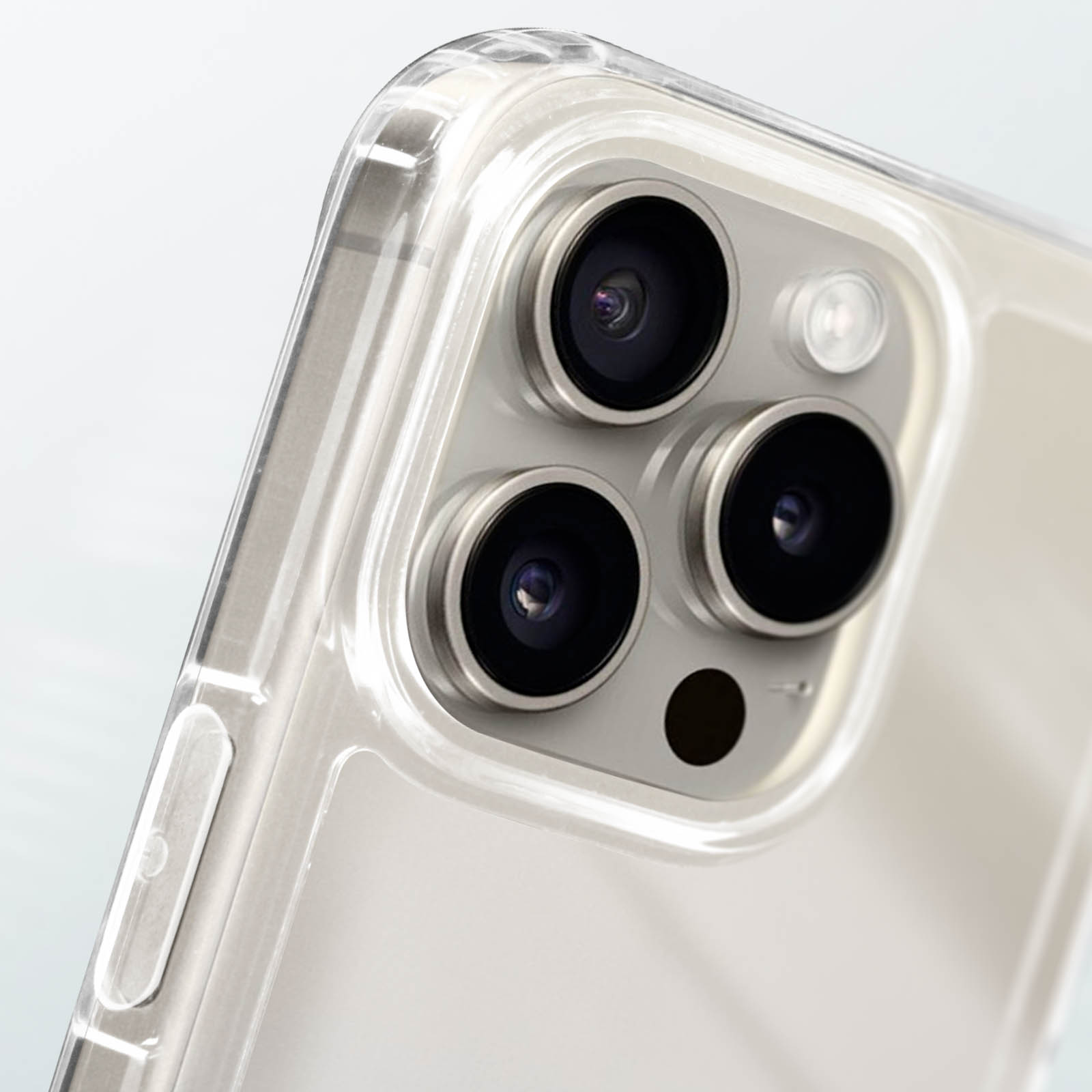 Primo piano di un telefono con custodia trasparente, che mostra gli obiettivi della fotocamera. Sfuocato.