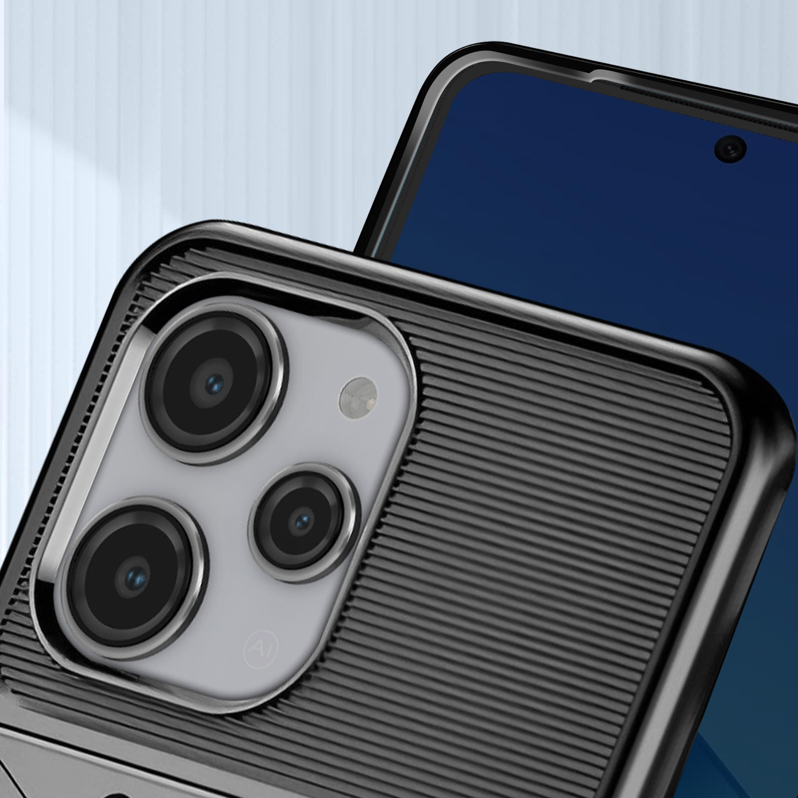Custodia nera con lenti della fotocamera e telefono dietro, primo piano.