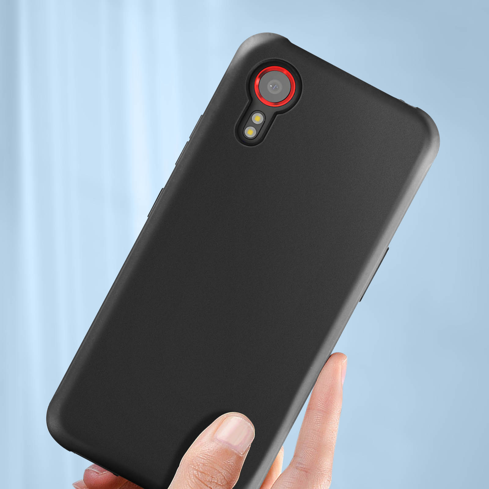 Una custodia per telefono nera. Ha un anello rosso attorno alla fotocamera e uno sfondo blu.