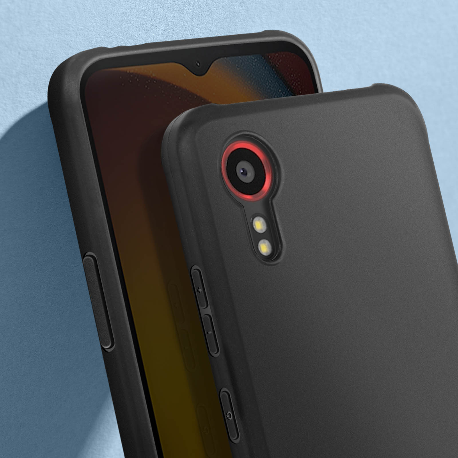 Custodia nera per telefono. Telefono all'interno con anello fotocamera rosso. Sfondo nero.