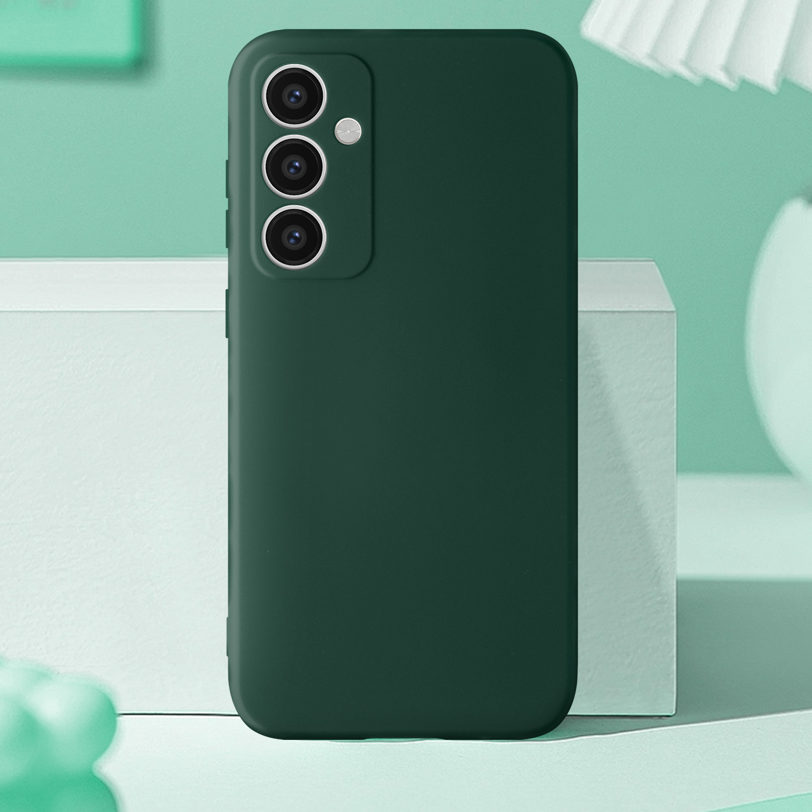 Custodia per telefono verde scuro. Tre obiettivi della fotocamera in alto con un retro verde scuro liscio.