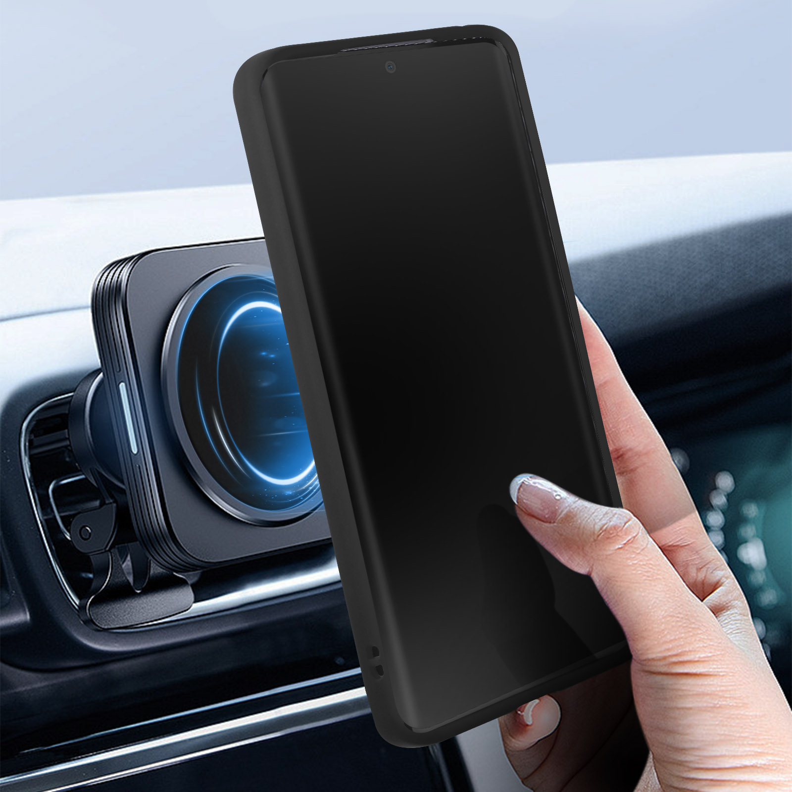 Telefono nero attaccato a un supporto per auto. Una mano tiene il telefono. Interni auto.