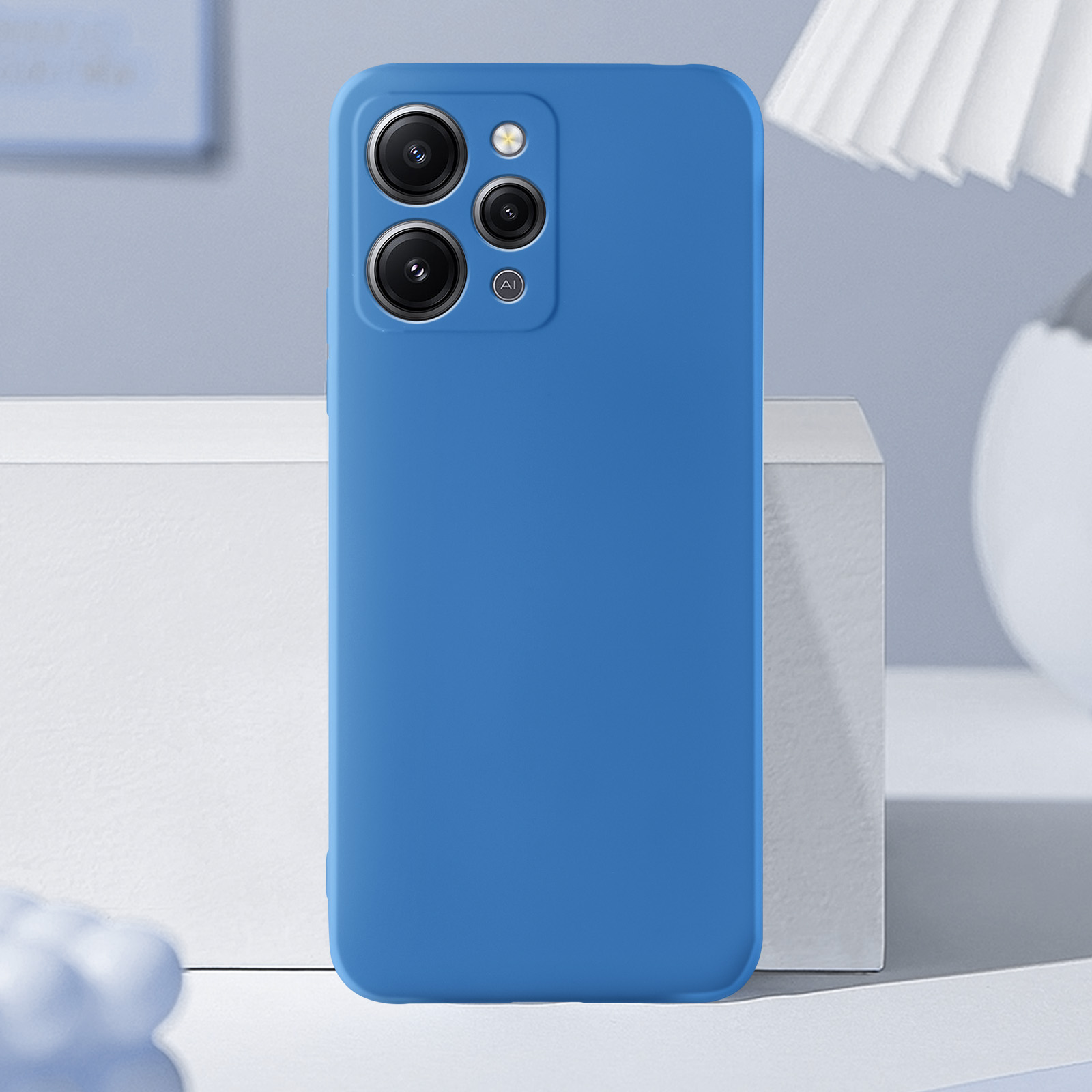 Custodia blu per telefono con fori per tripla fotocamera. Sfondo bianco.