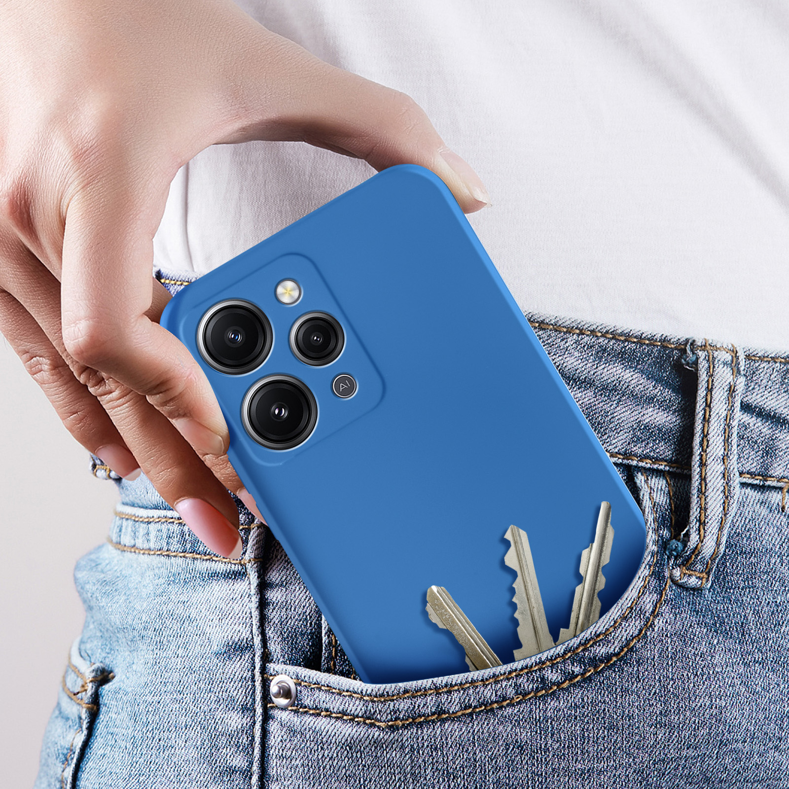 Una persona che mette un telefono in una custodia blu in tasca. Anche le chiavi sono in tasca.