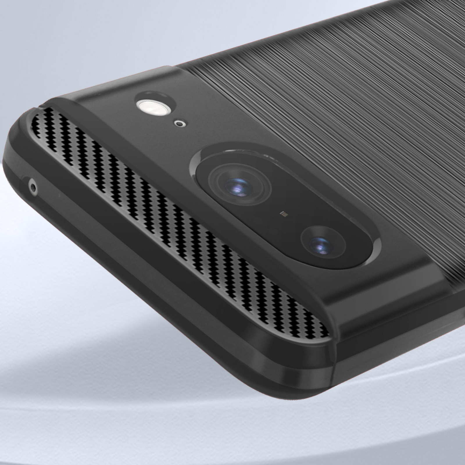 Zwarte achterkant van de telefoonhoes met cameradetail. Gestructureerd oppervlak. De achtergrond is wit.