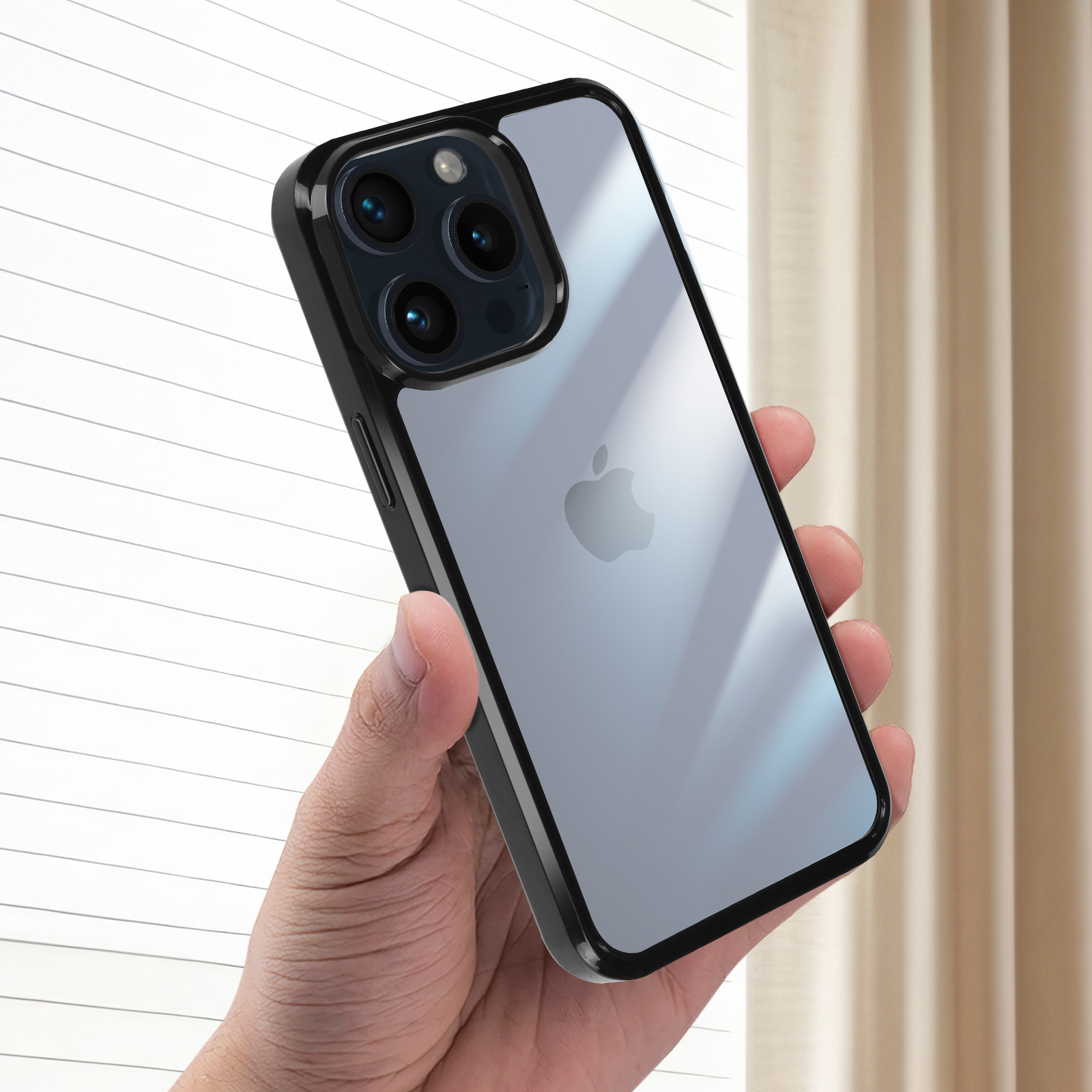 Mano che tiene un iPhone con una custodia nera. La custodia nera ha un retro trasparente.