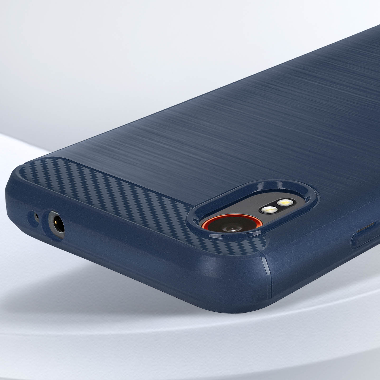 Primo piano di una custodia blu navy con texture in fibra di carbonio.