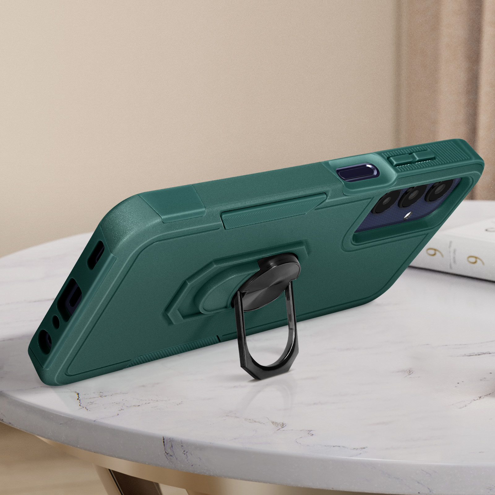 Funda verde para teléfono con soporte de anillo sobre una mesa de mármol.
