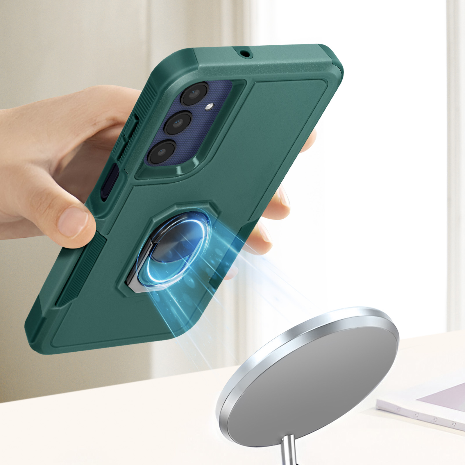 Una mano sostiene una funda verde con un soporte magnético debajo. Emite luz azul.