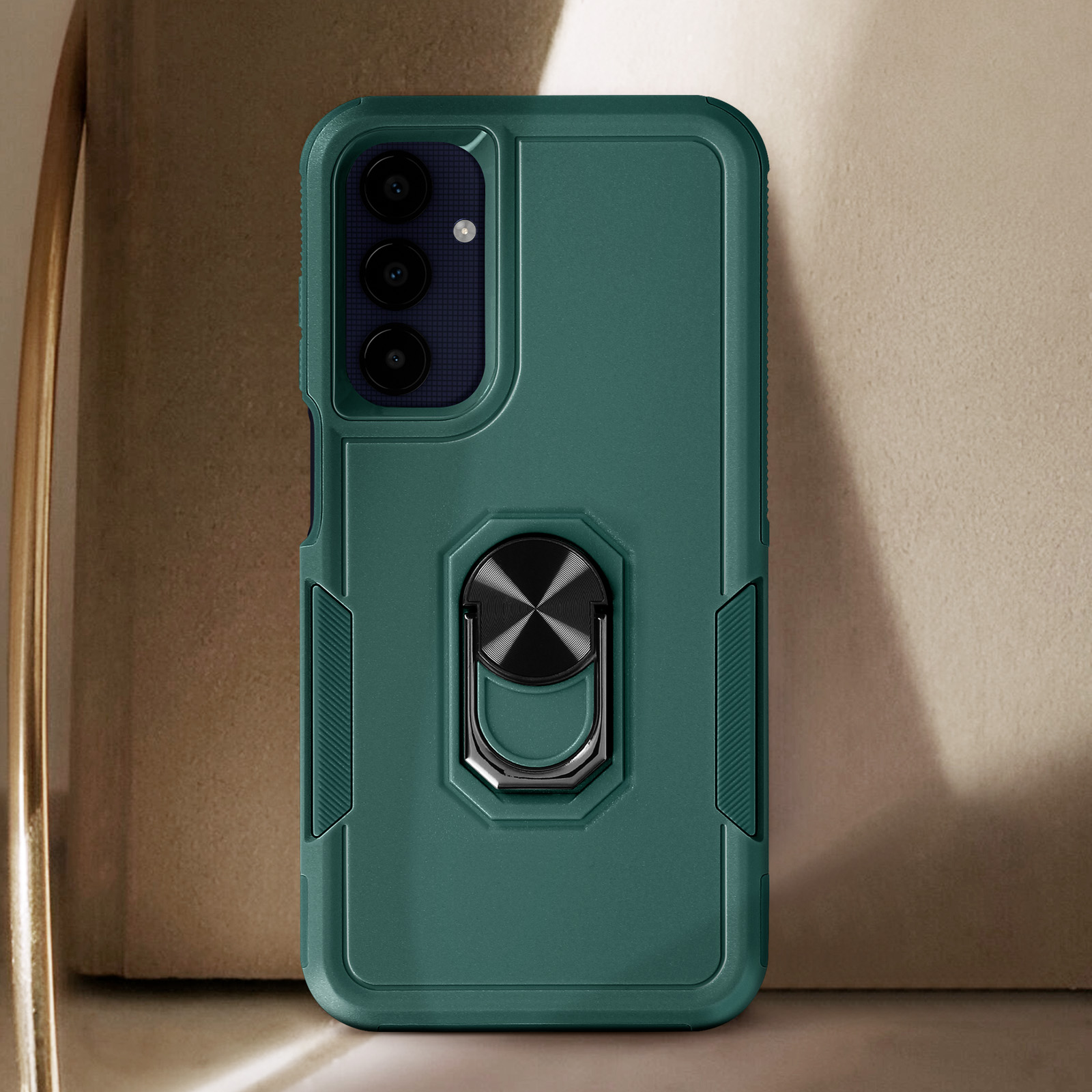 Funda verde para teléfono con soporte de anillo. La funda está sobre una superficie marrón claro.