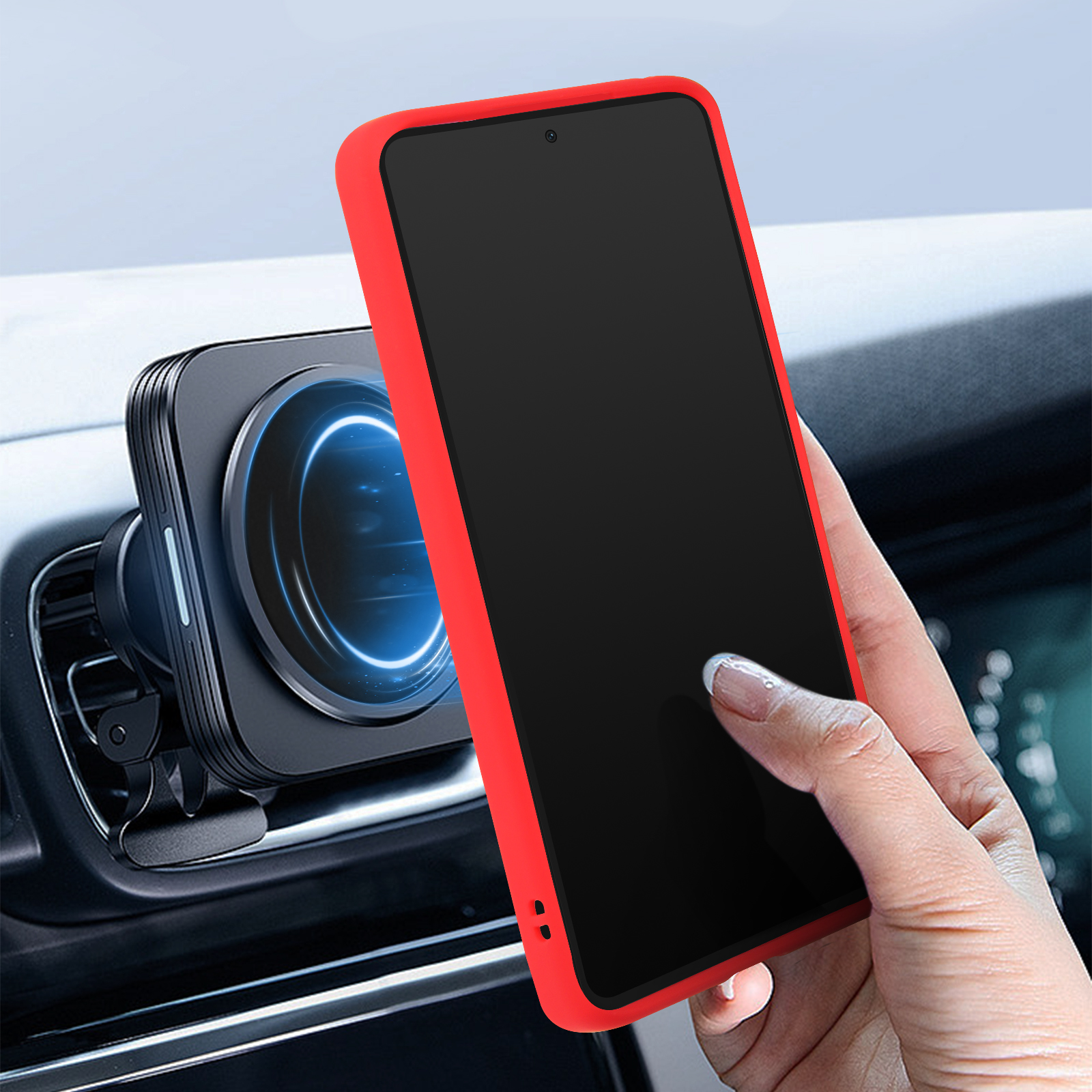 Persona che tiene una custodia rossa per telefono davanti a un supporto per bocchetta dell'auto.