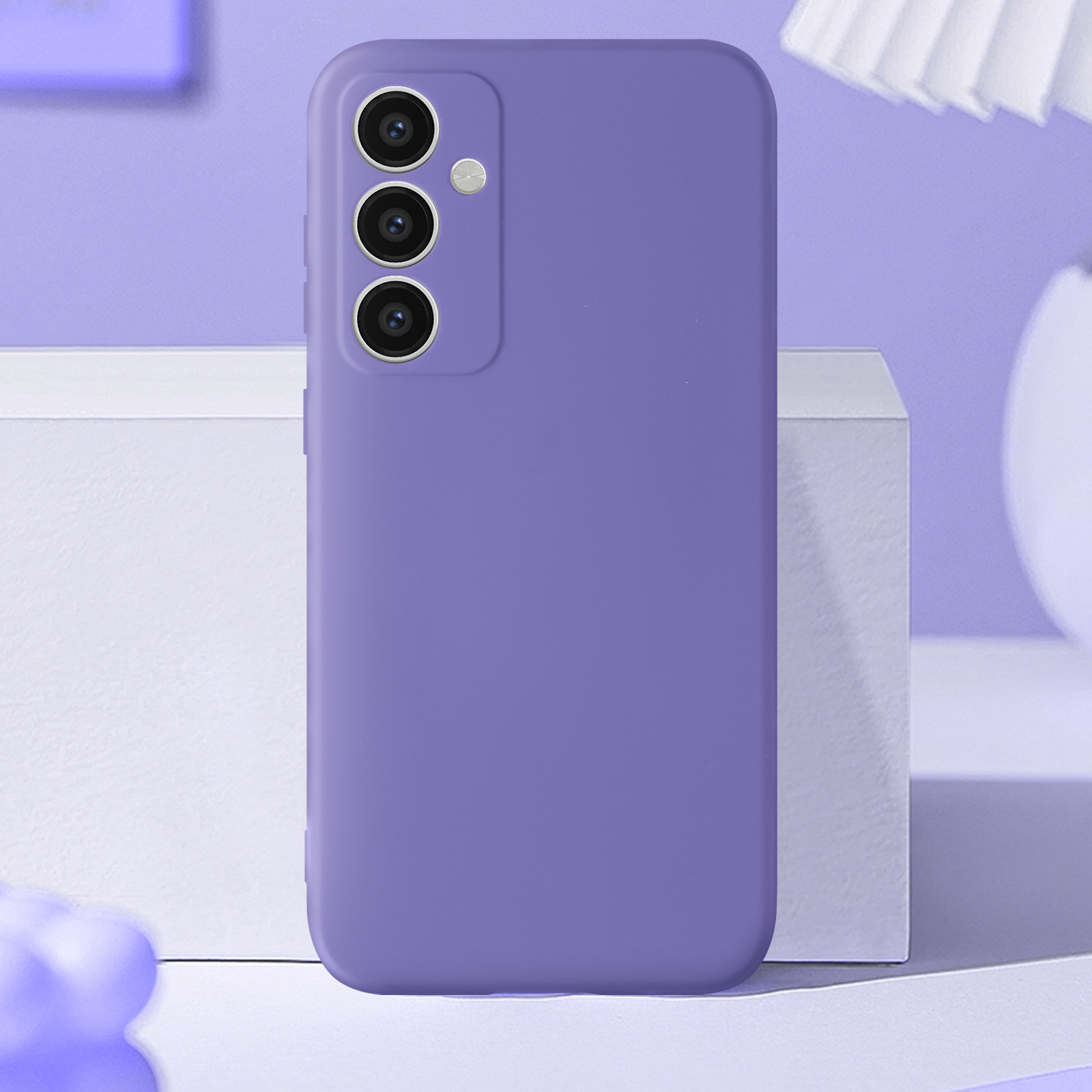 Custodia viola con configurazione a tripla fotocamera, su una superficie bianca.