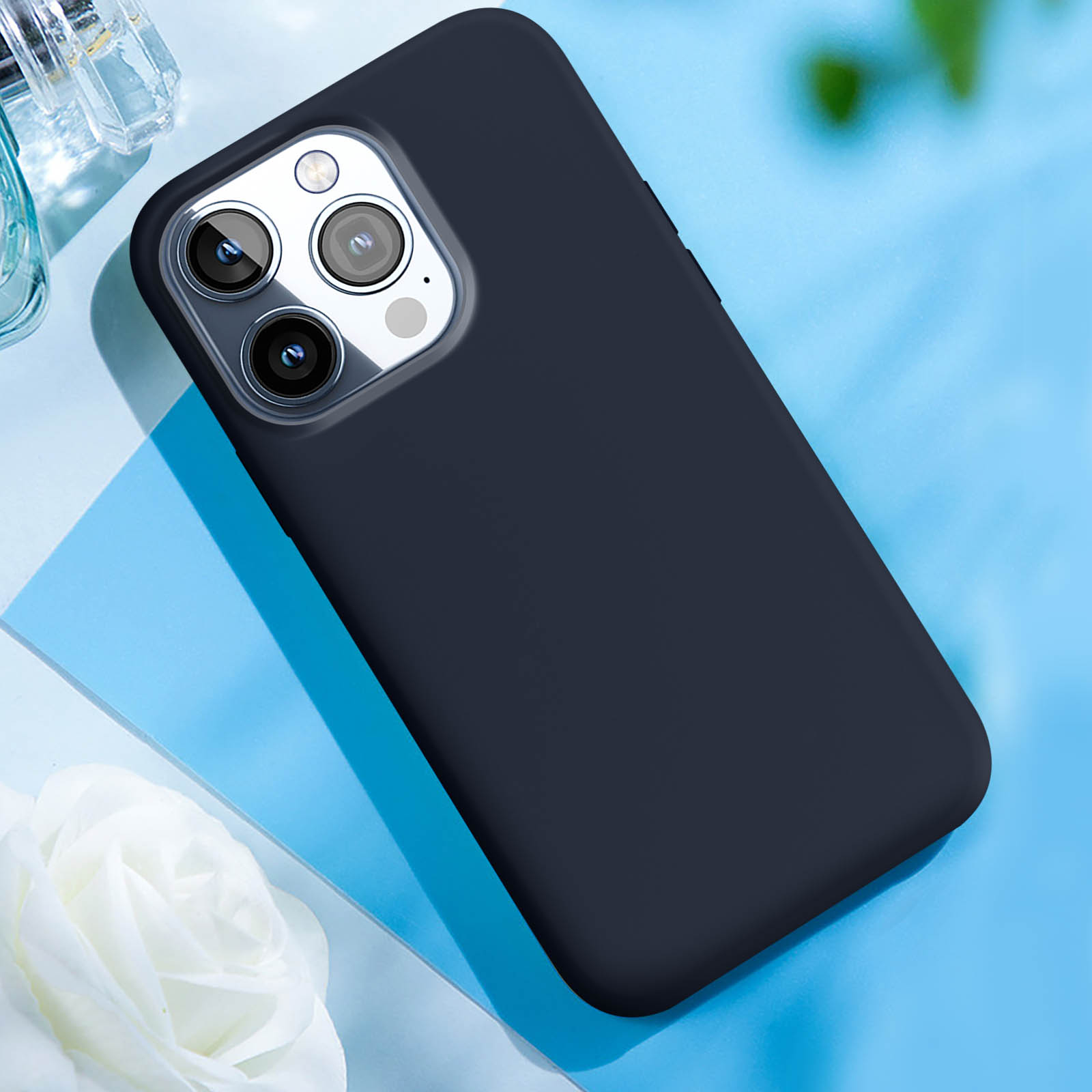 Dunkelblaues Telefon in Hülle, Dreifachkamera, auf blauem Hintergrund.
