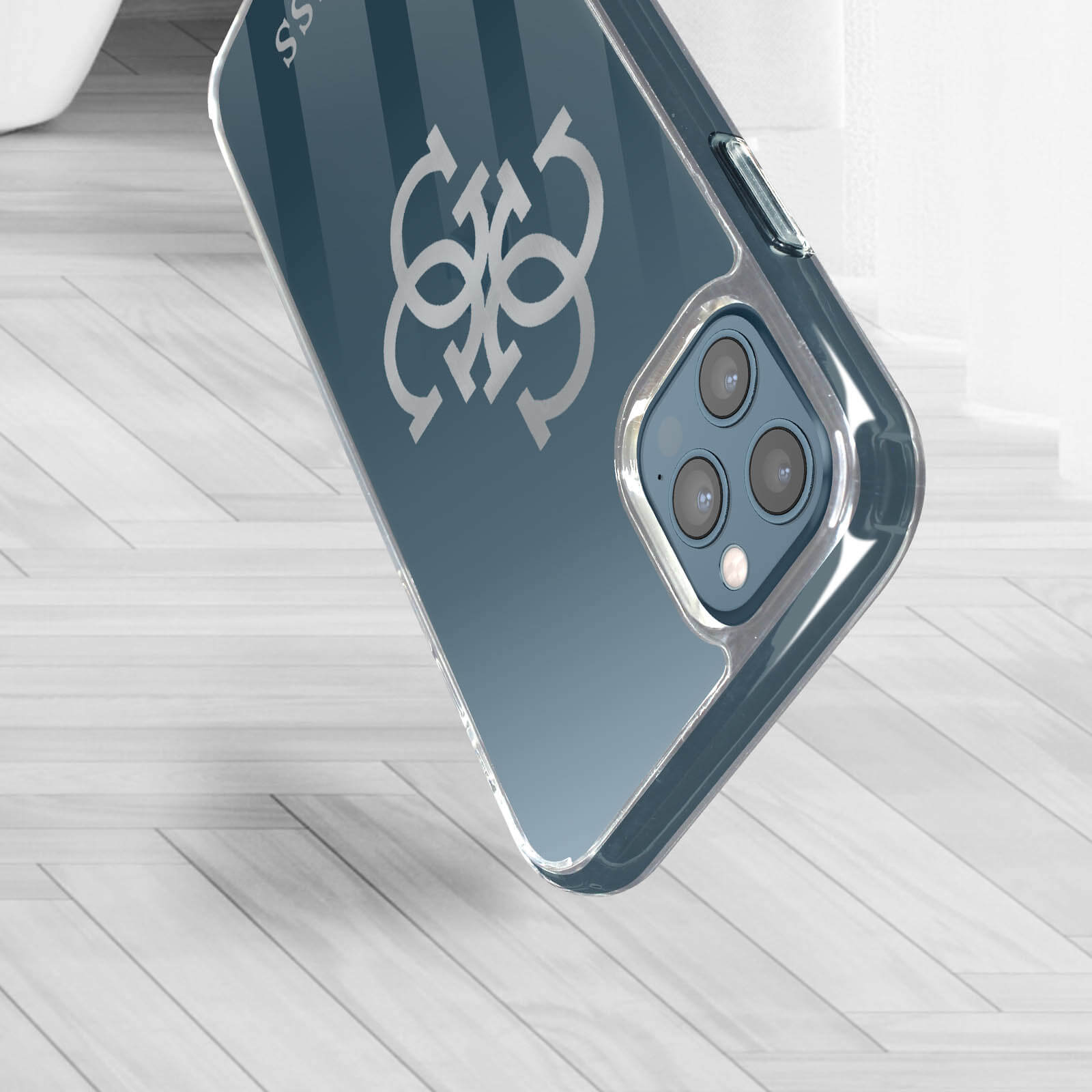 Custodia blu per telefono con logo Guess. Sfondo bianco.