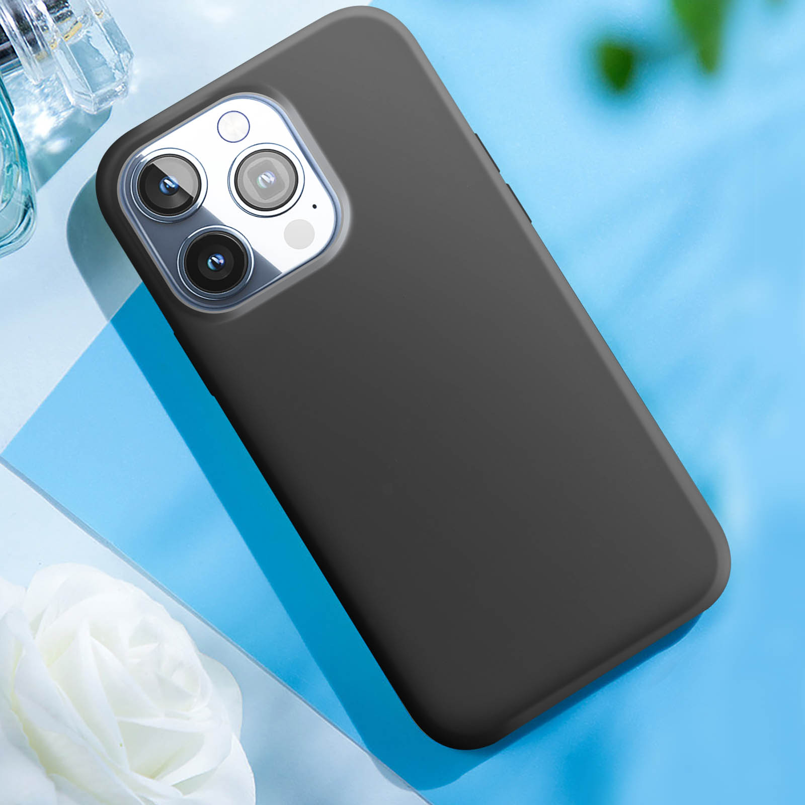 Custodia nera per telefono su superficie blu, fotocamera del telefono visibile.