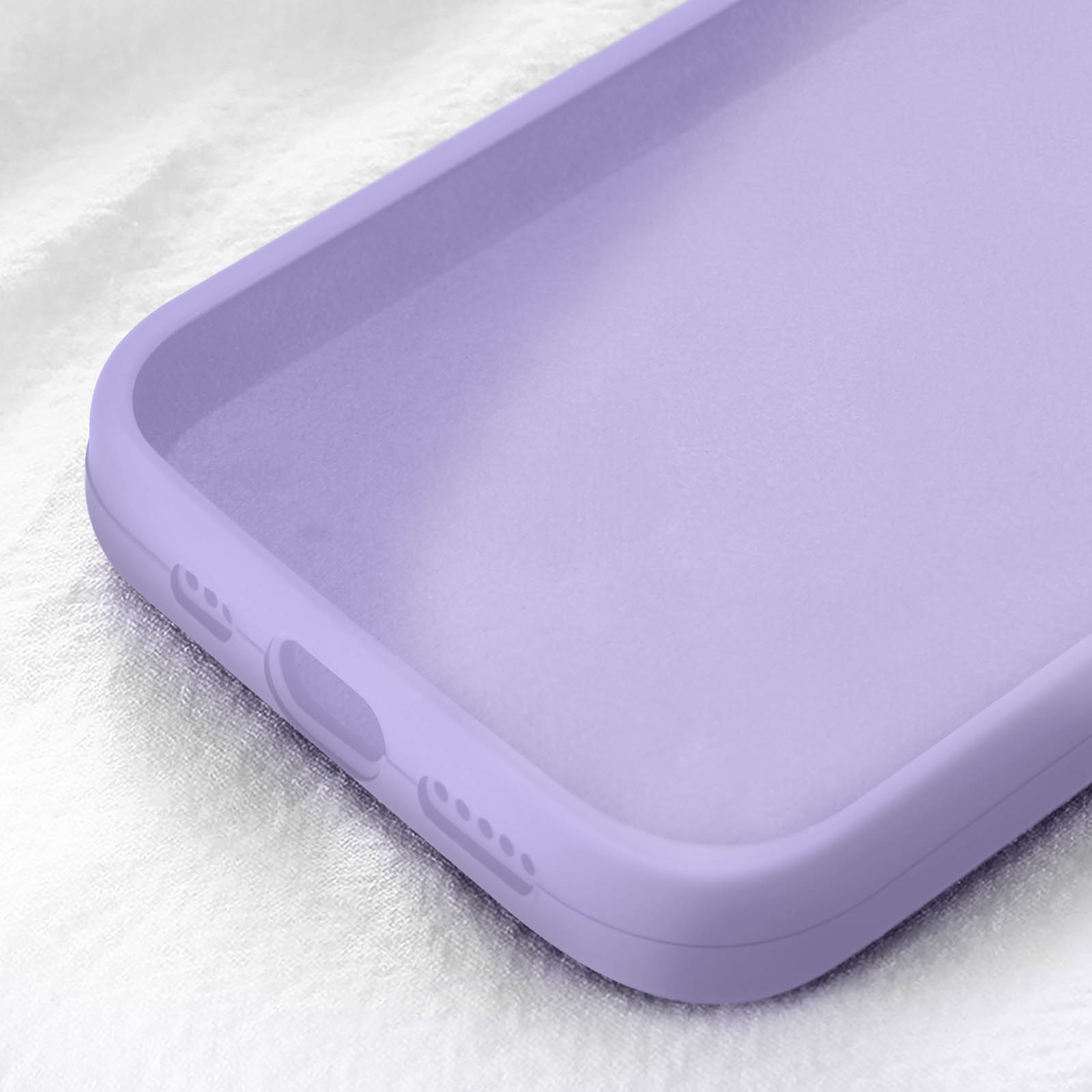 Primo piano di una custodia per telefono viola. Sfondo bianco.