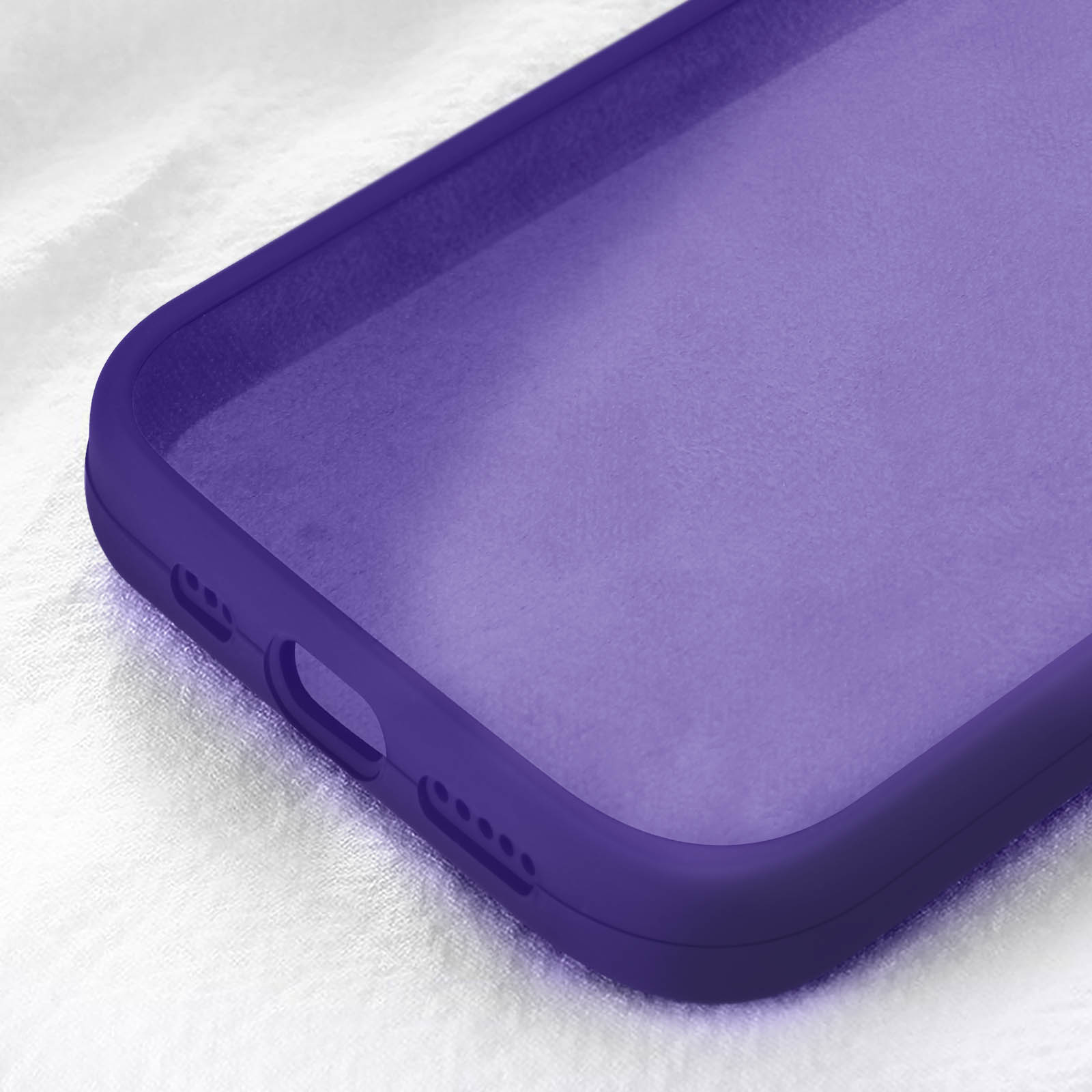 Custodia viola per telefono, primo piano. Sfondo bianco.