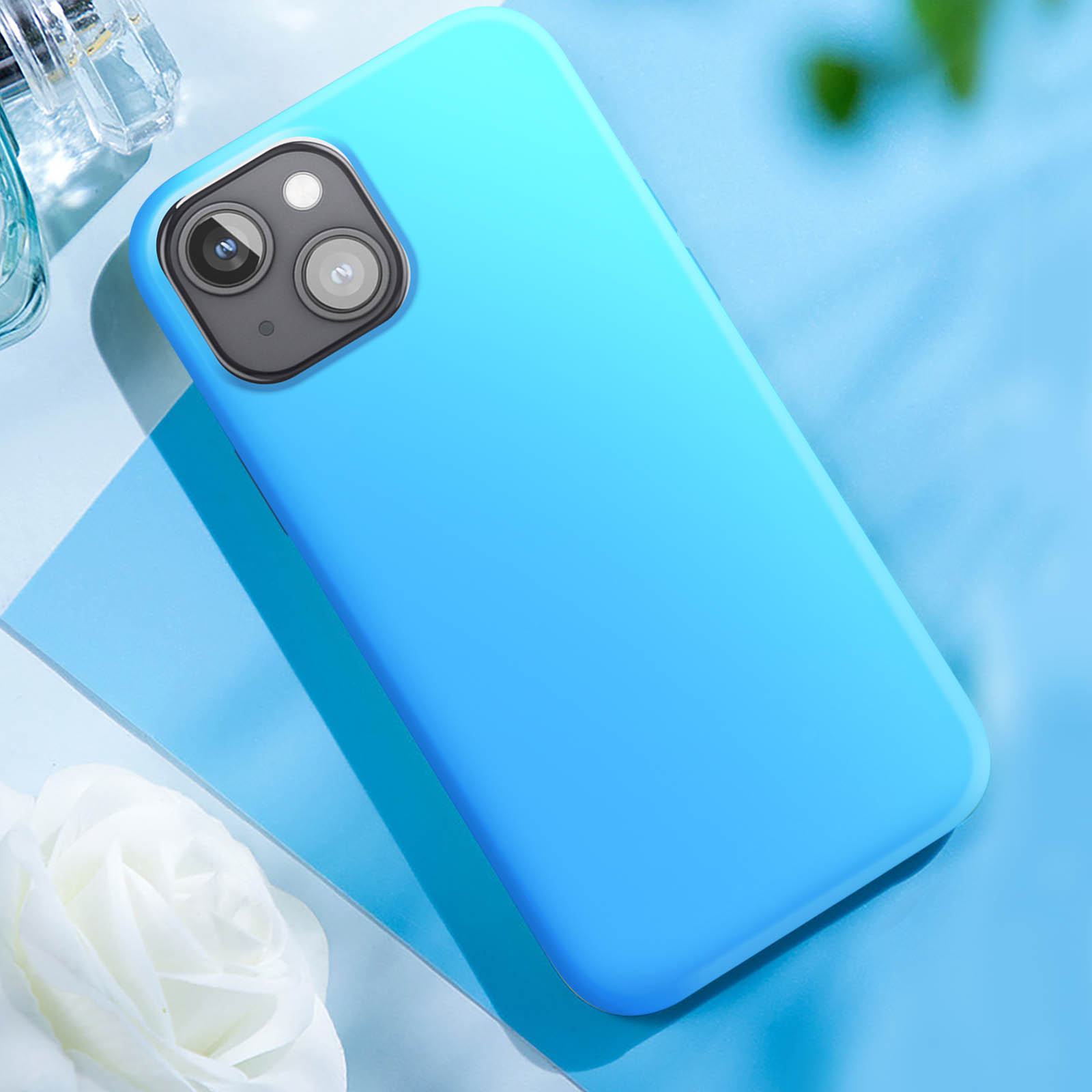 Custodia blu per telefono su un telefono. Lo sfondo è una morbida sfumatura blu.