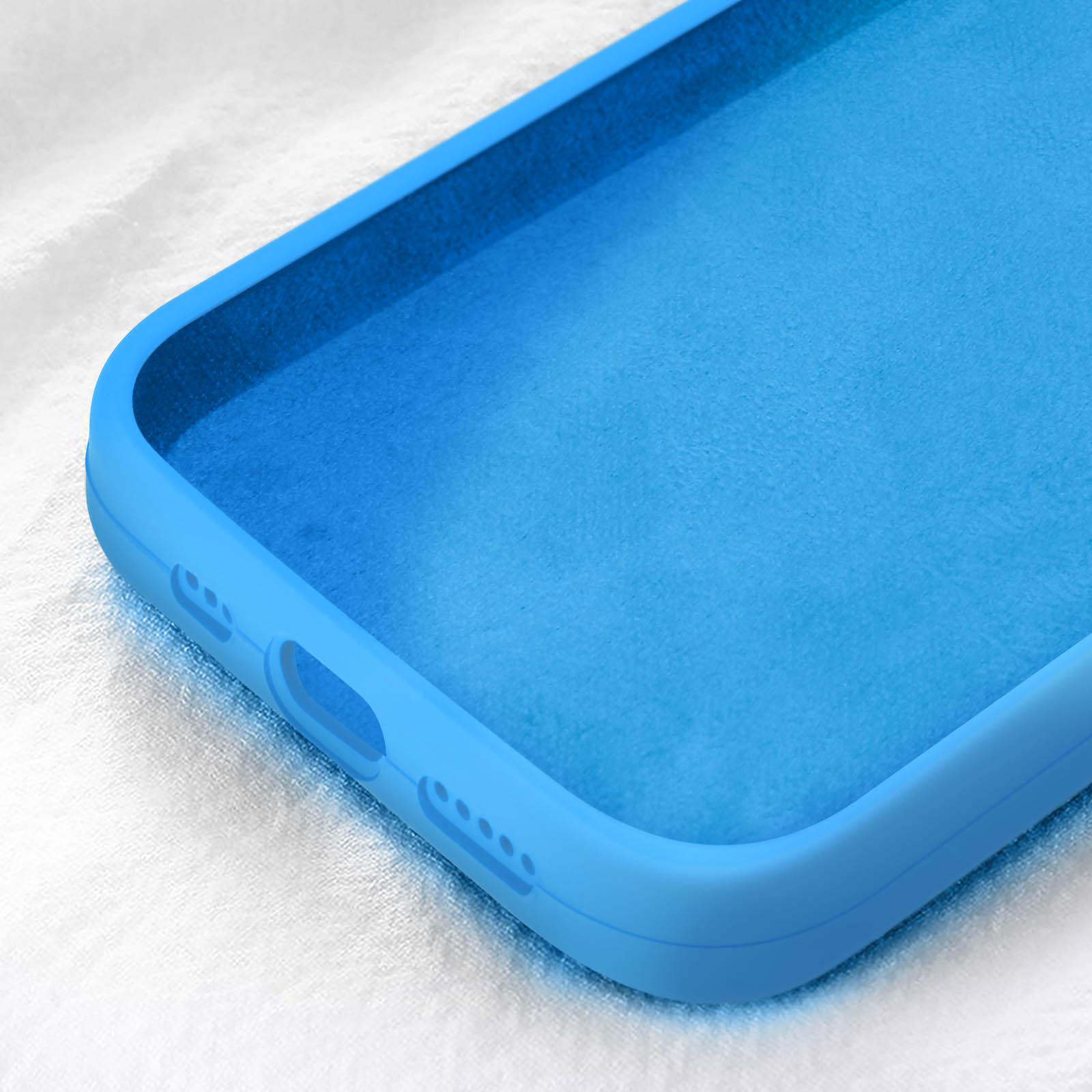Custodia per telefono blu. La custodia è blu. Lo sfondo è di un morbido colore blu.