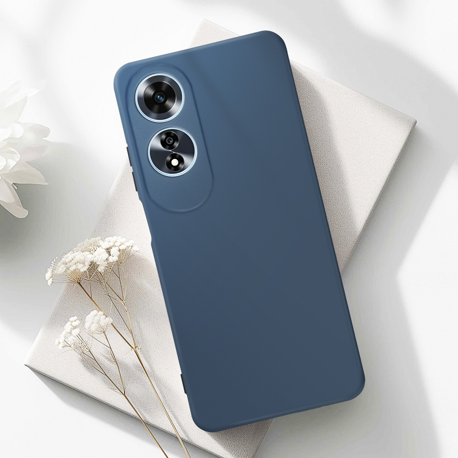 Custodia blu. Due fotocamere in alto. Il telefono è su una superficie bianca.