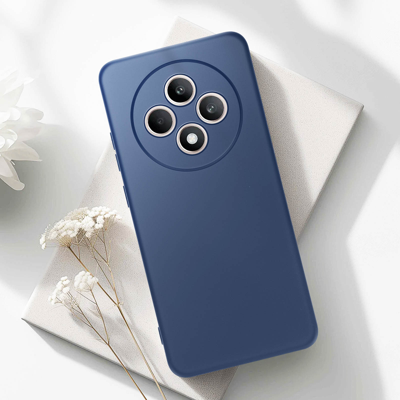 Custodia blu per telefono con sporgenza per la fotocamera. Il telefono è su una superficie bianca.