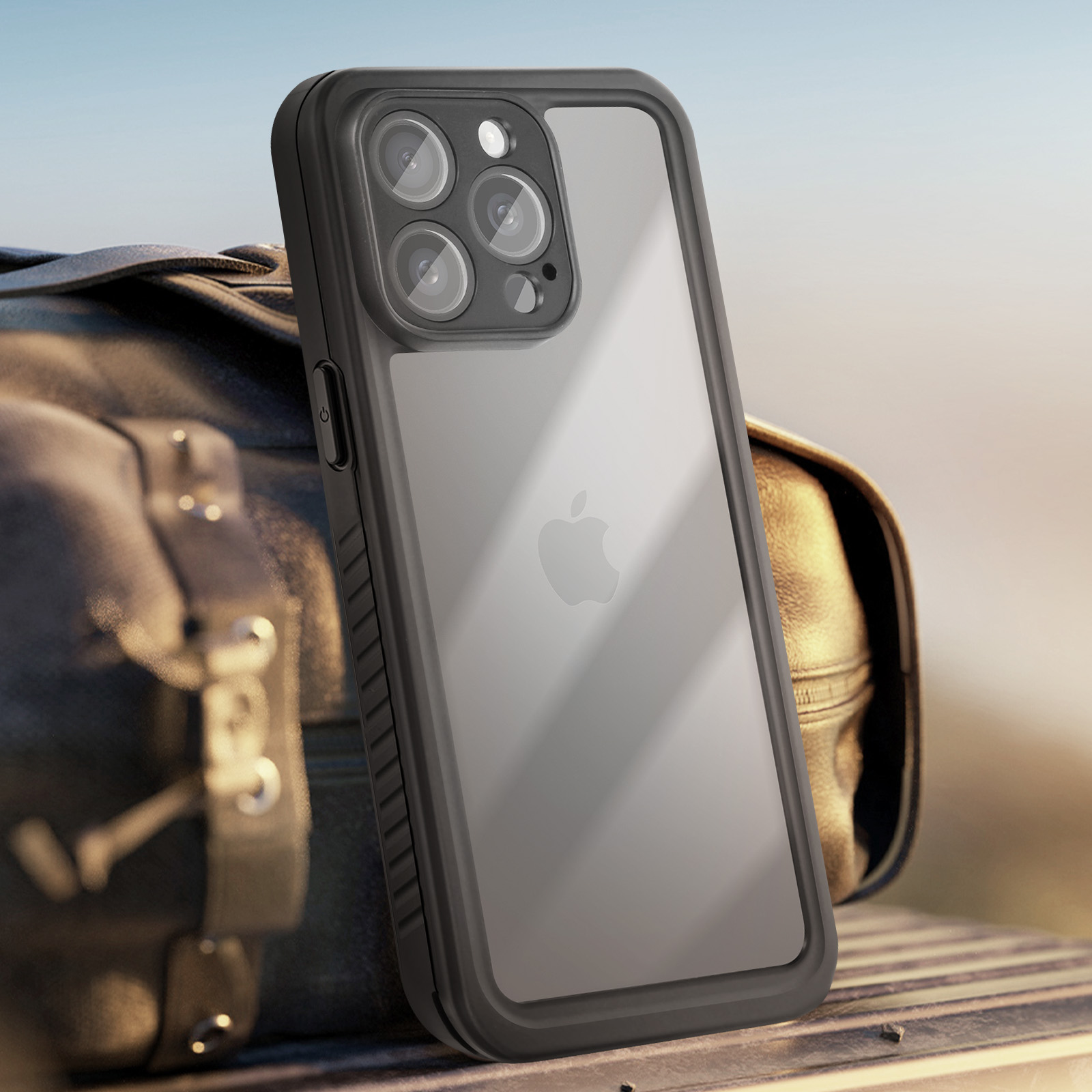 Un telefono in una custodia protettiva trasparente su uno sfondo sfocato. Il telefono ha un logo Apple visibile.
