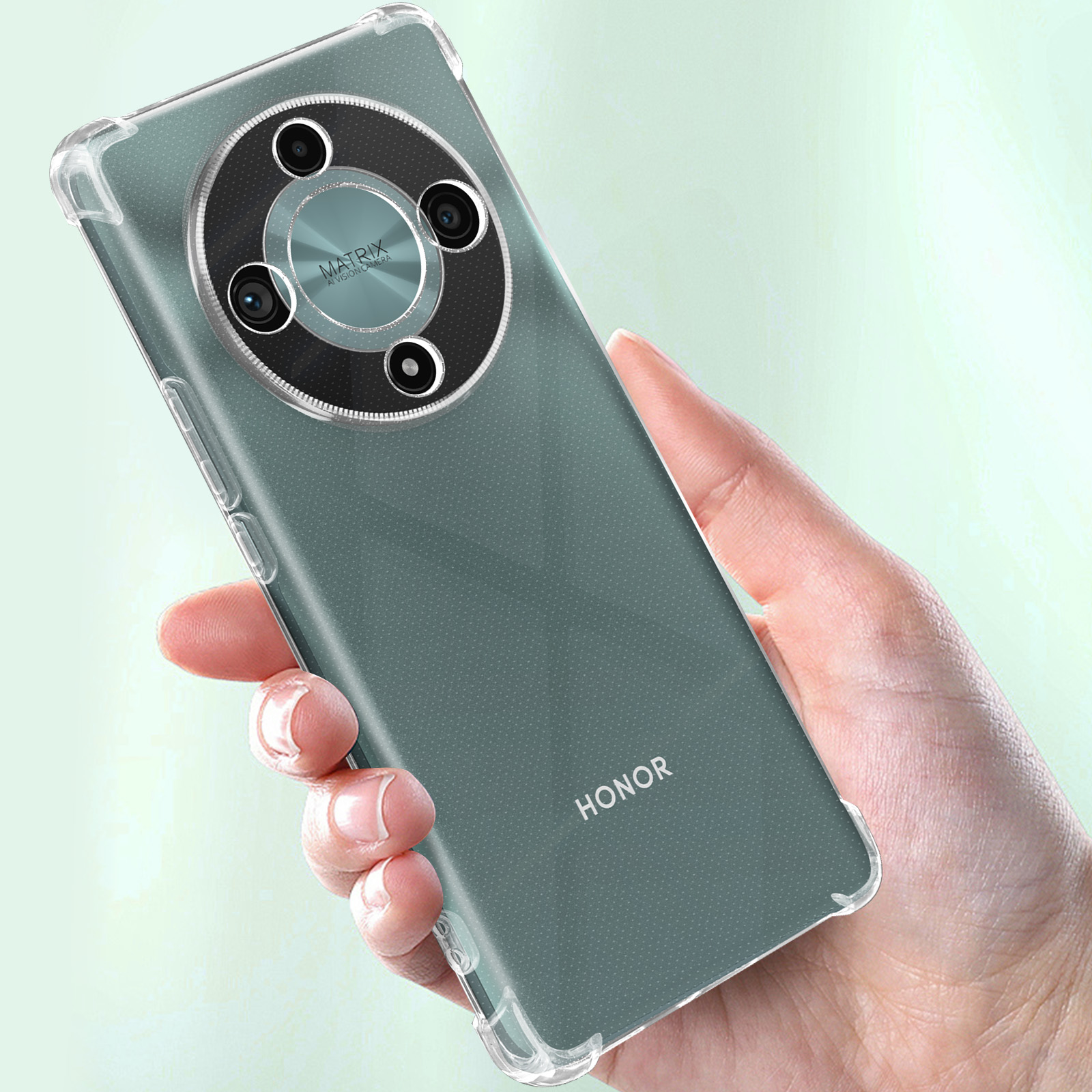 Telefono verde tenuto in mano. Custodia trasparente. Il telefono ha una fotocamera a tripla lente. HONOR è scritto in basso.