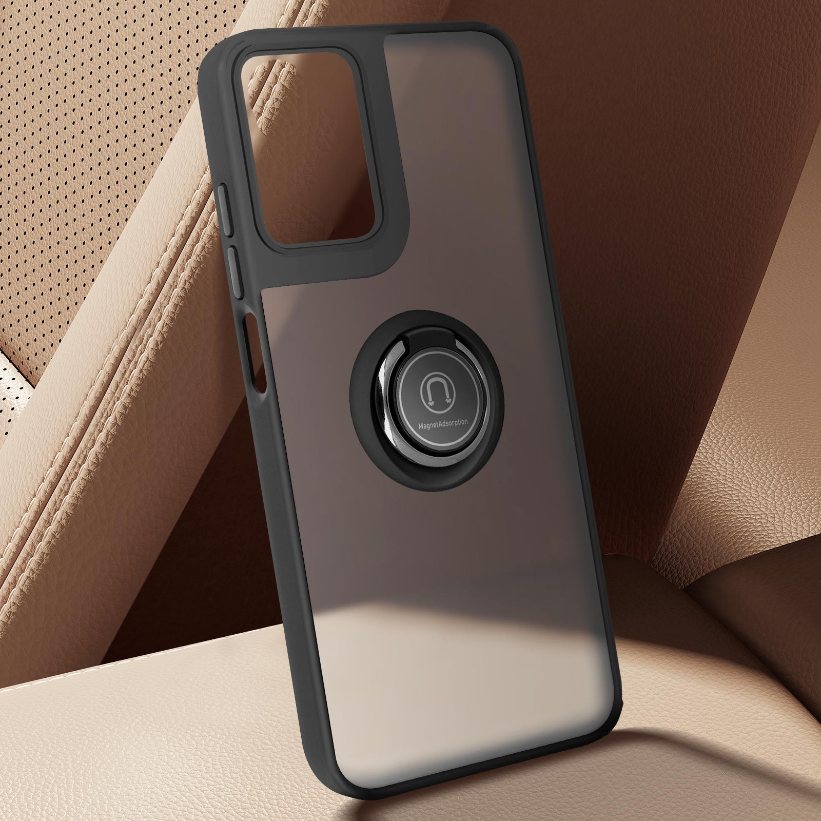 Custodia per telefono nera con supporto ad anello. La custodia è su un sedile auto. Schema di colori grigio e nero.