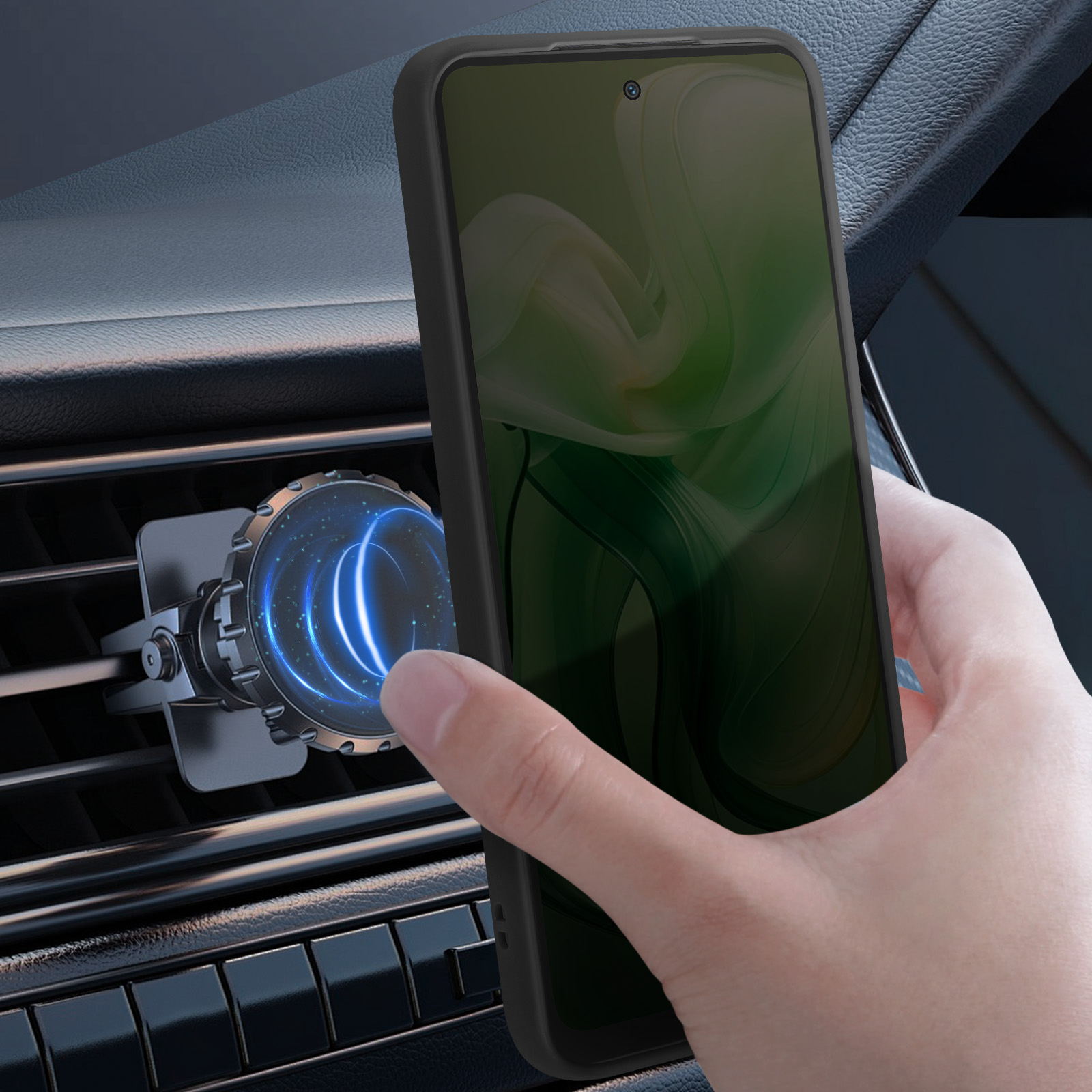 Mano che tiene un telefono nero in auto. Il telefono è in una custodia nera. Visibile anche il supporto per telefono.
