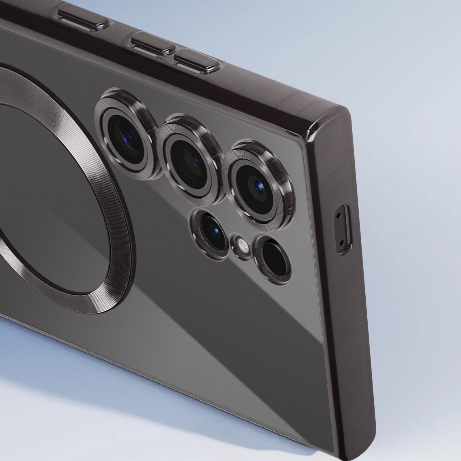 Un telefono con una custodia grigio scuro. Il telefono ha tre fotocamere e un anello nero intorno.