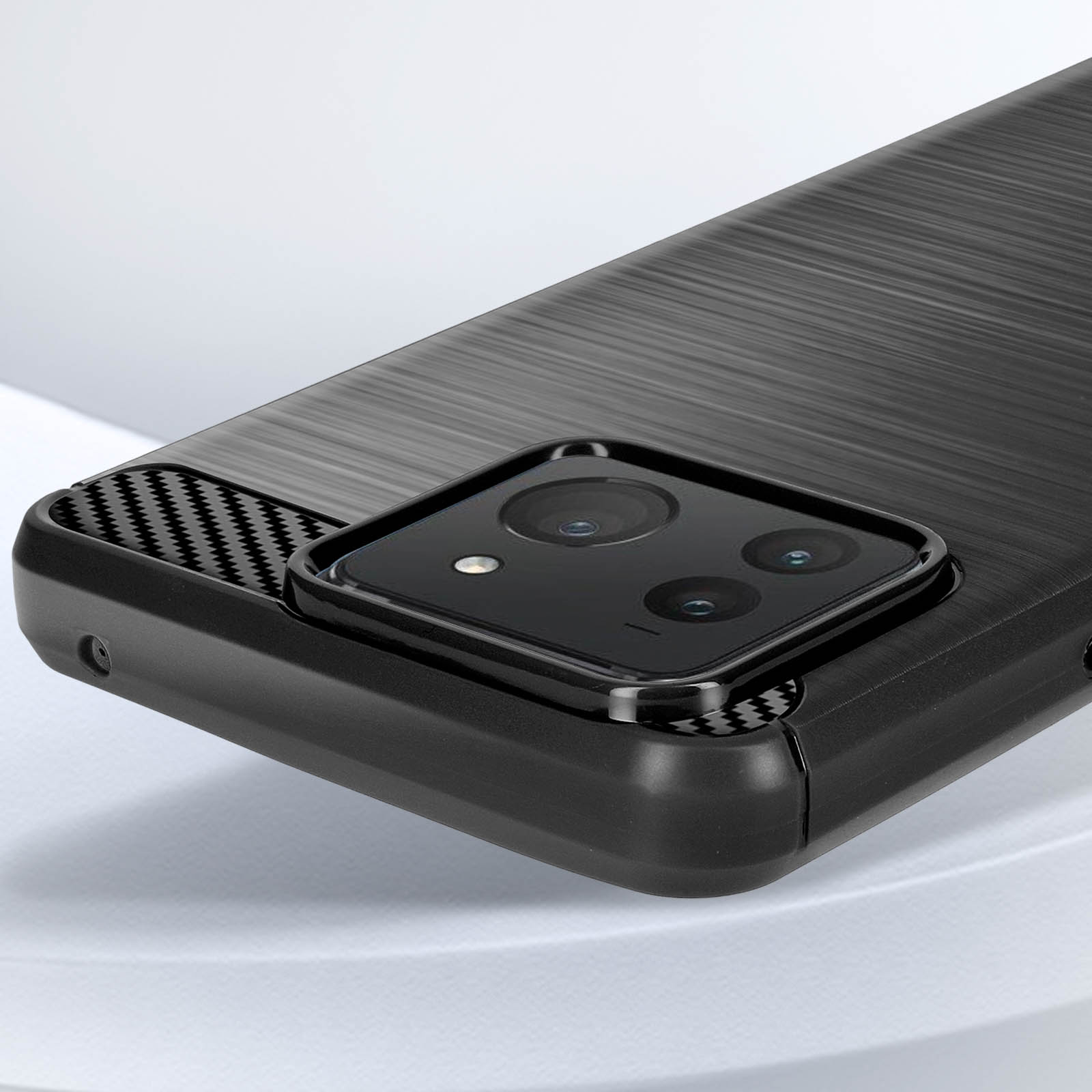 Primer plano de una funda de teléfono negra con cámaras y una parte trasera texturizada.