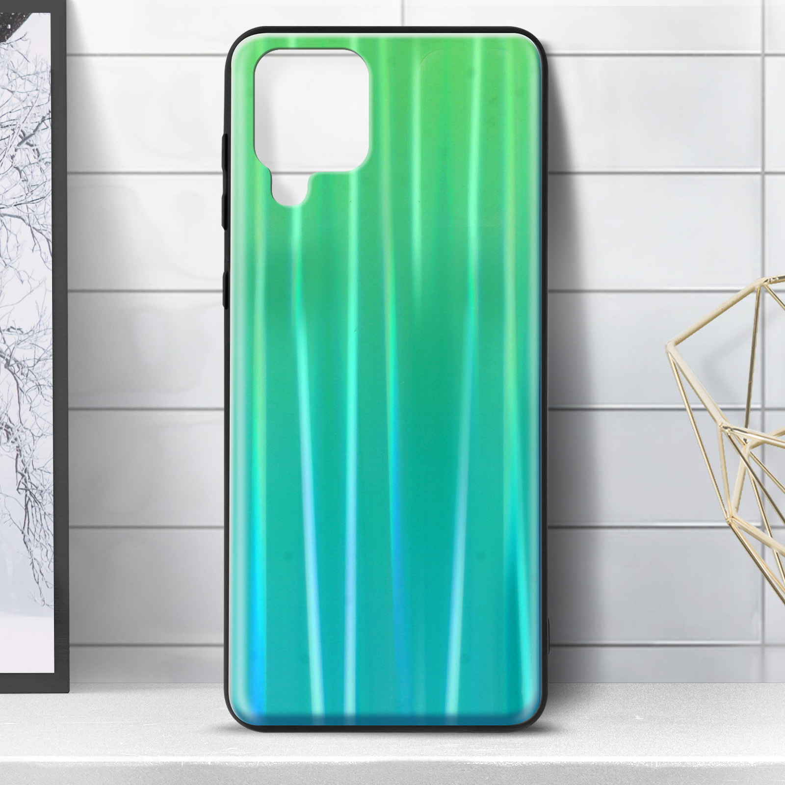 Custodia per telefono con un design a gradiente verde. La custodia è su una superficie bianca.