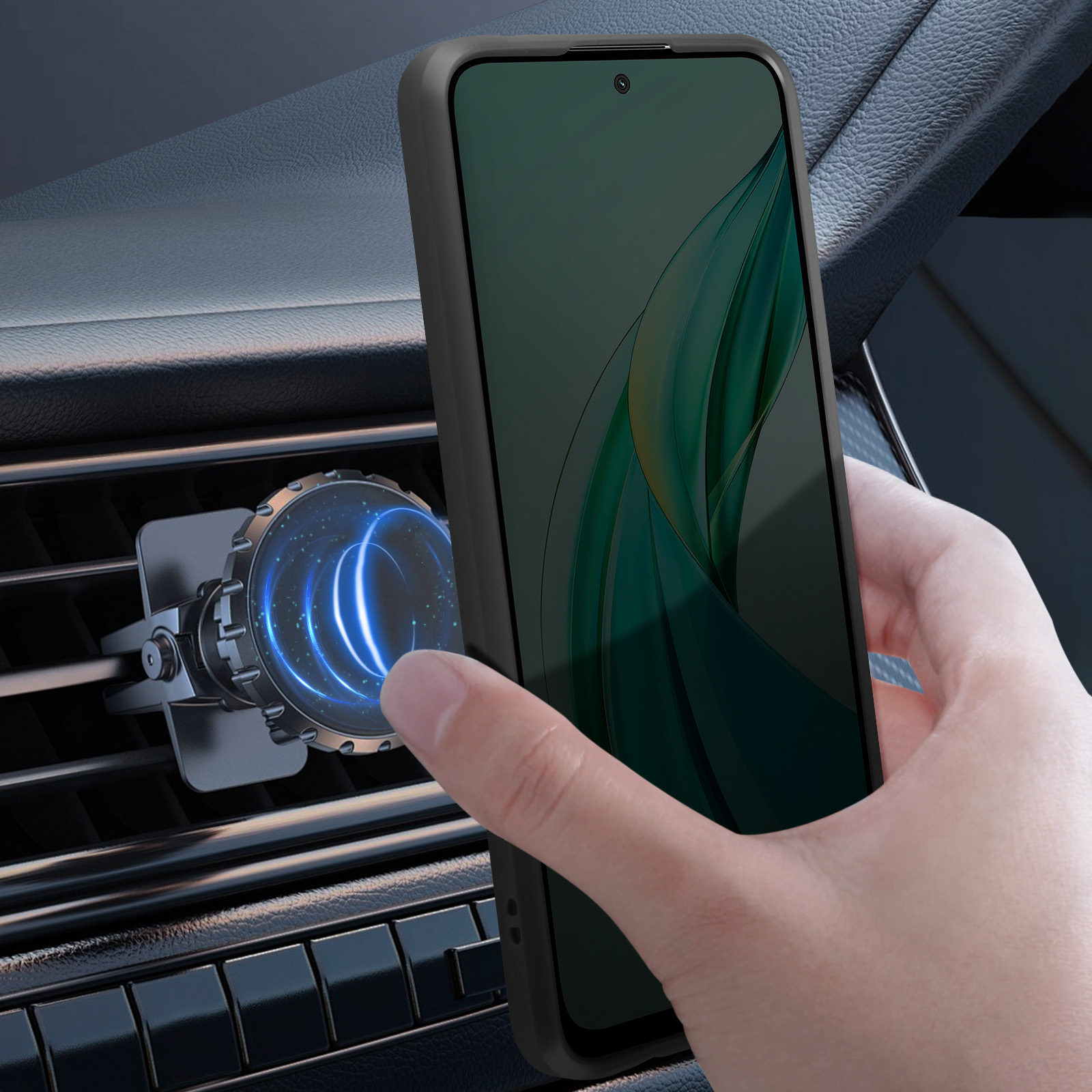 Una mano che tiene un telefono con custodia nera in un'auto. A sinistra c'è una bocchetta dell'aria.