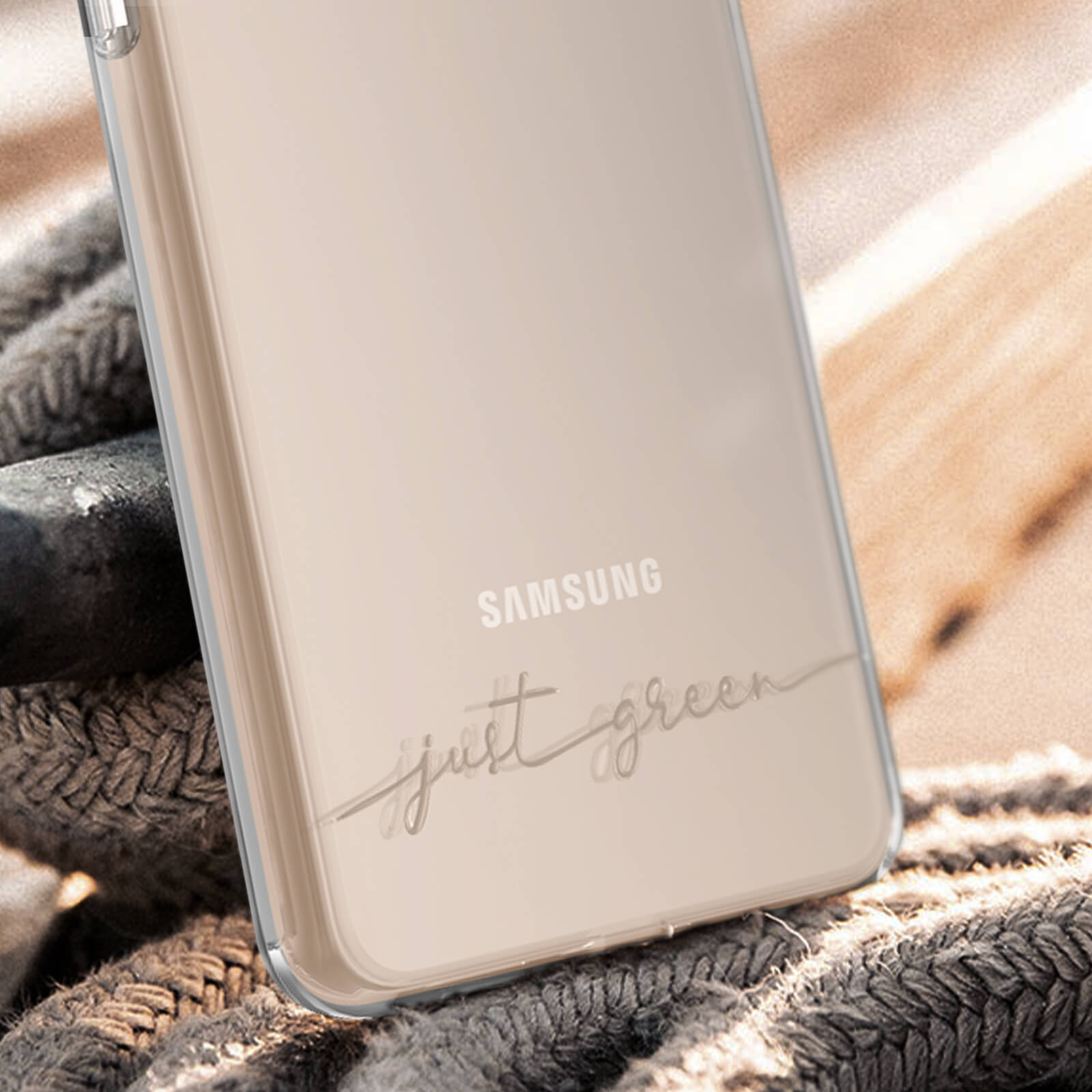 Transparante telefoonhoes met tekst. Beige achtergrond met kabel en touw.