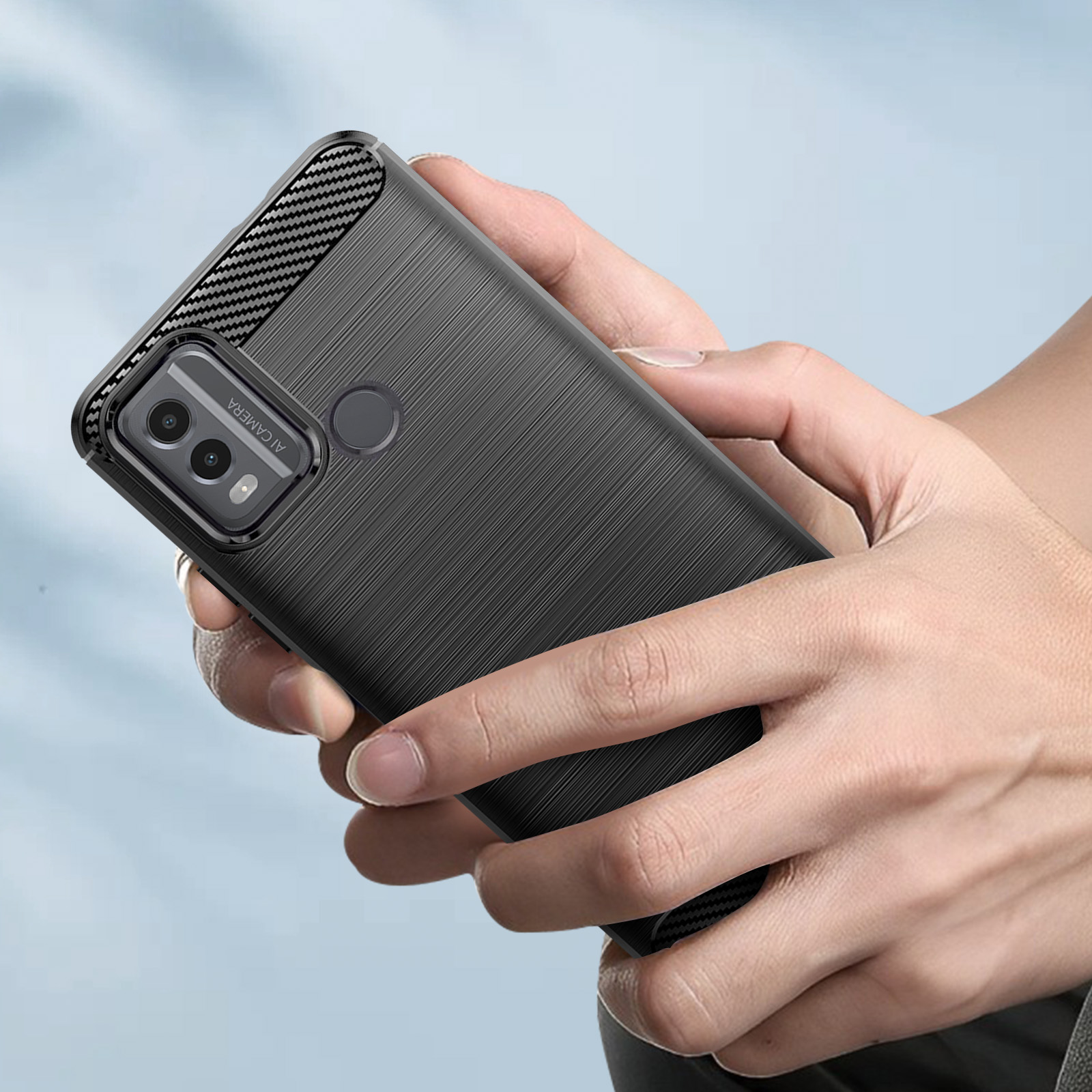 Schwarze Handyhülle mit gebürsteter Metallstruktur. Telefon wird in der Hand gehalten.