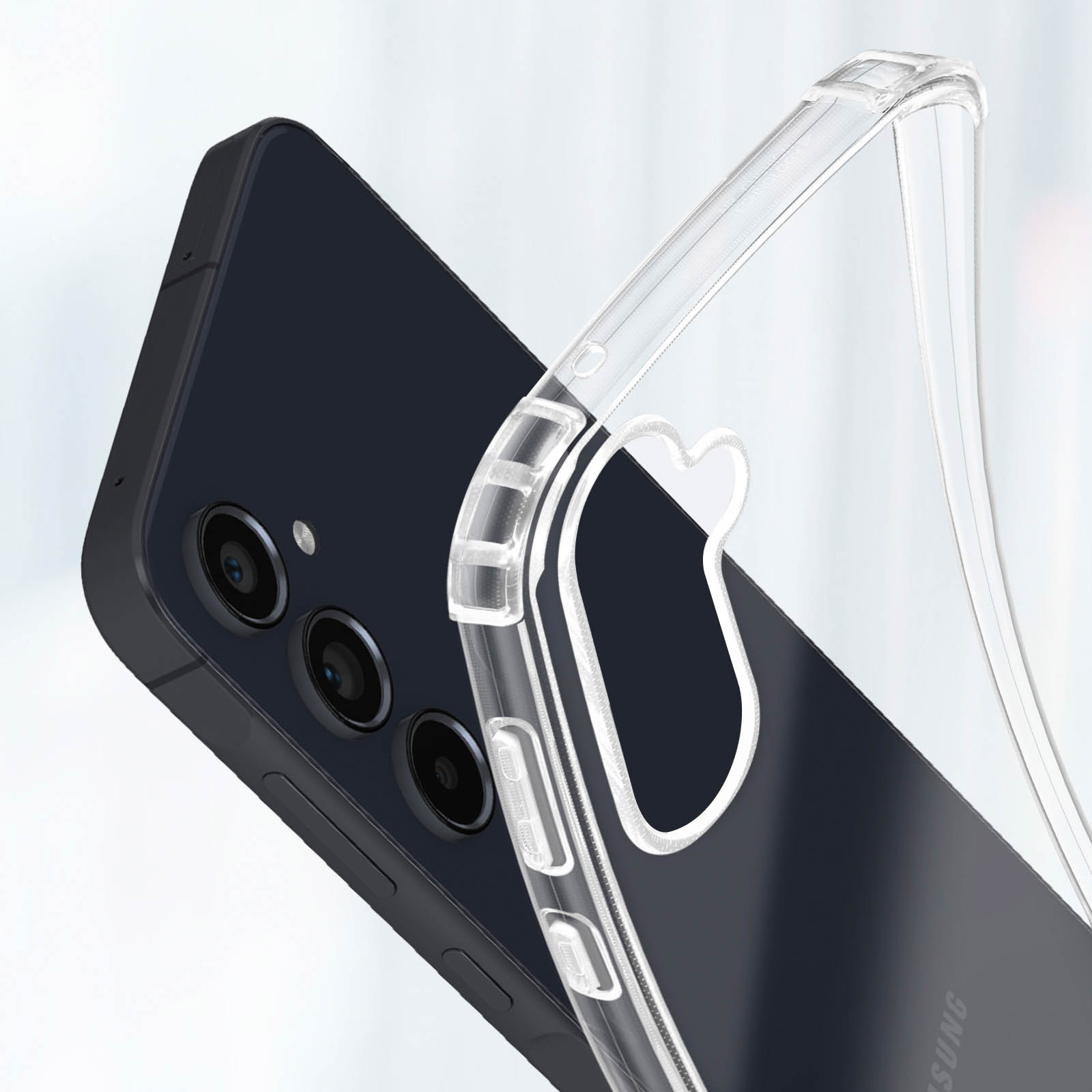 Custodia trasparente su smartphone con tripla fotocamera, mostra il retro del telefono.
