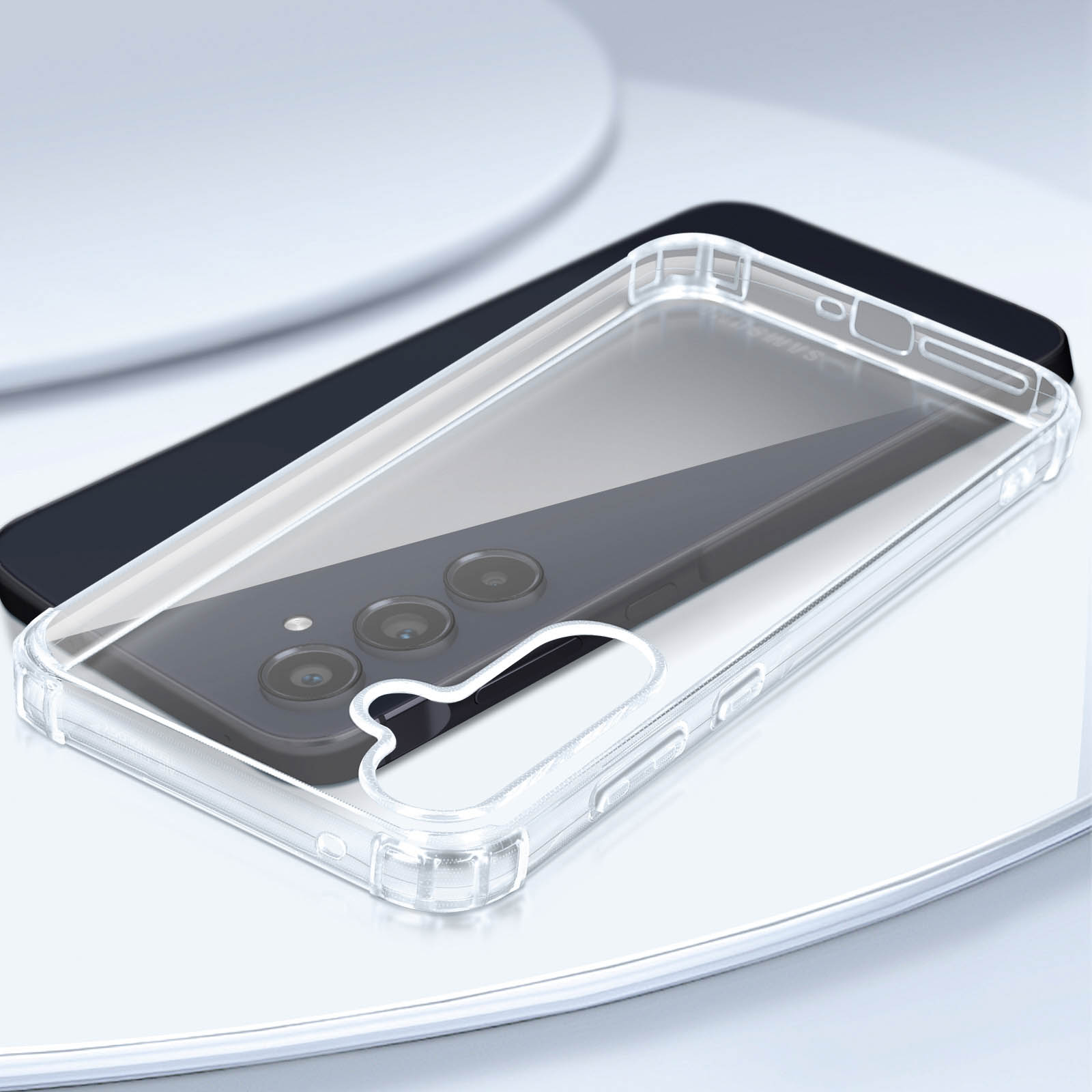 Custodia trasparente sopra un telefono scuro, con il modulo fotocamera visibile.