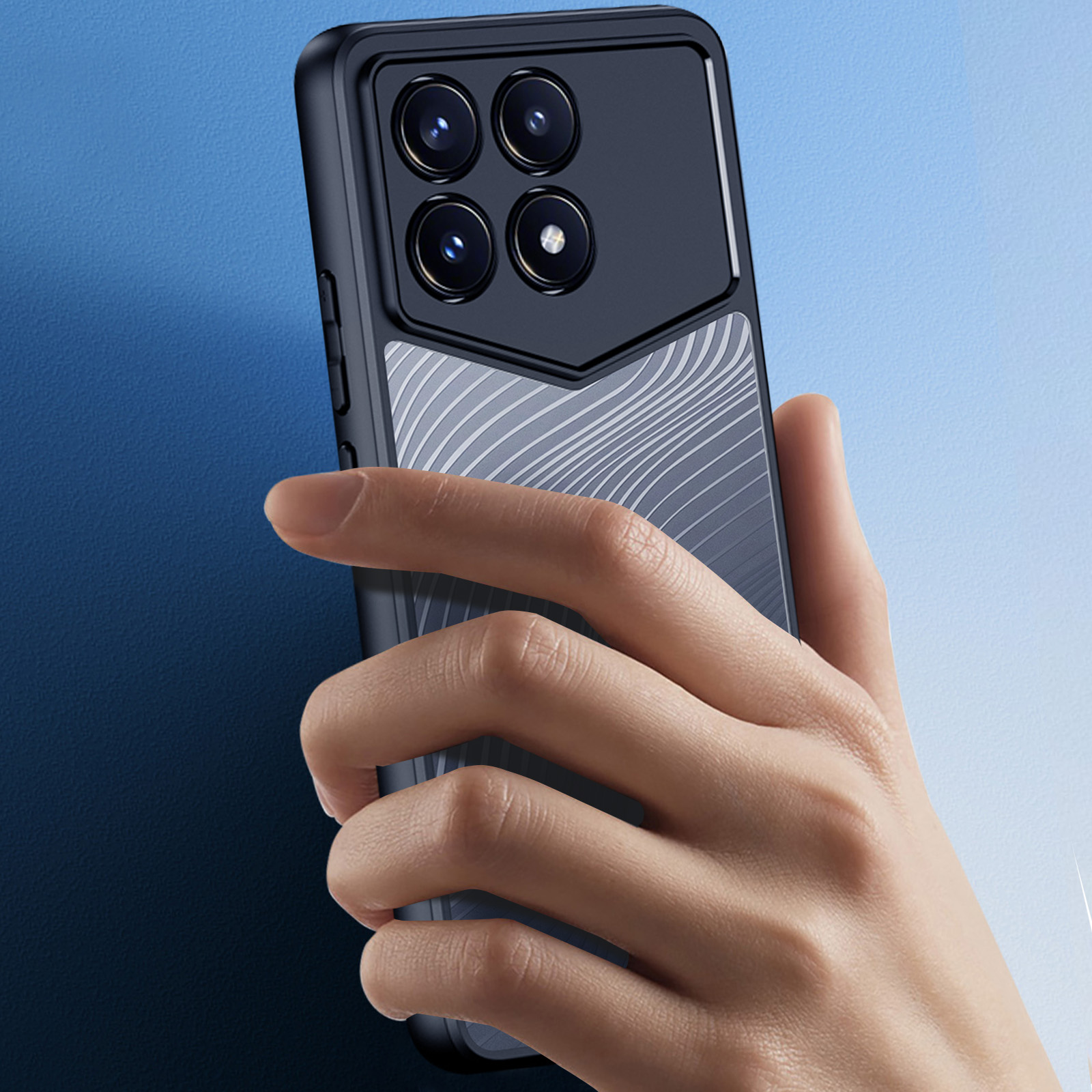 Mano che tiene una custodia per telefono. La custodia è nera e grigia con un ritaglio per la fotocamera e un design sul retro.