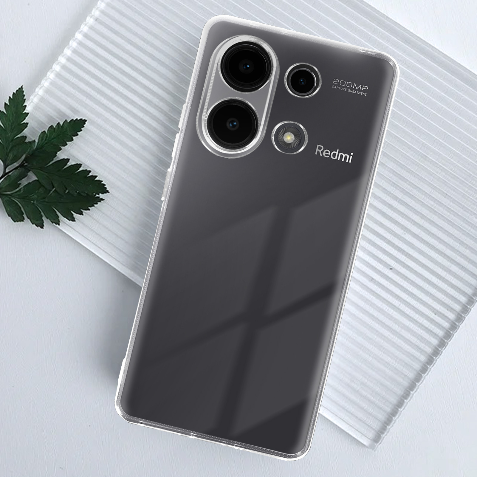 Custodia trasparente. Telefono con tre obiettivi della fotocamera visibili.
