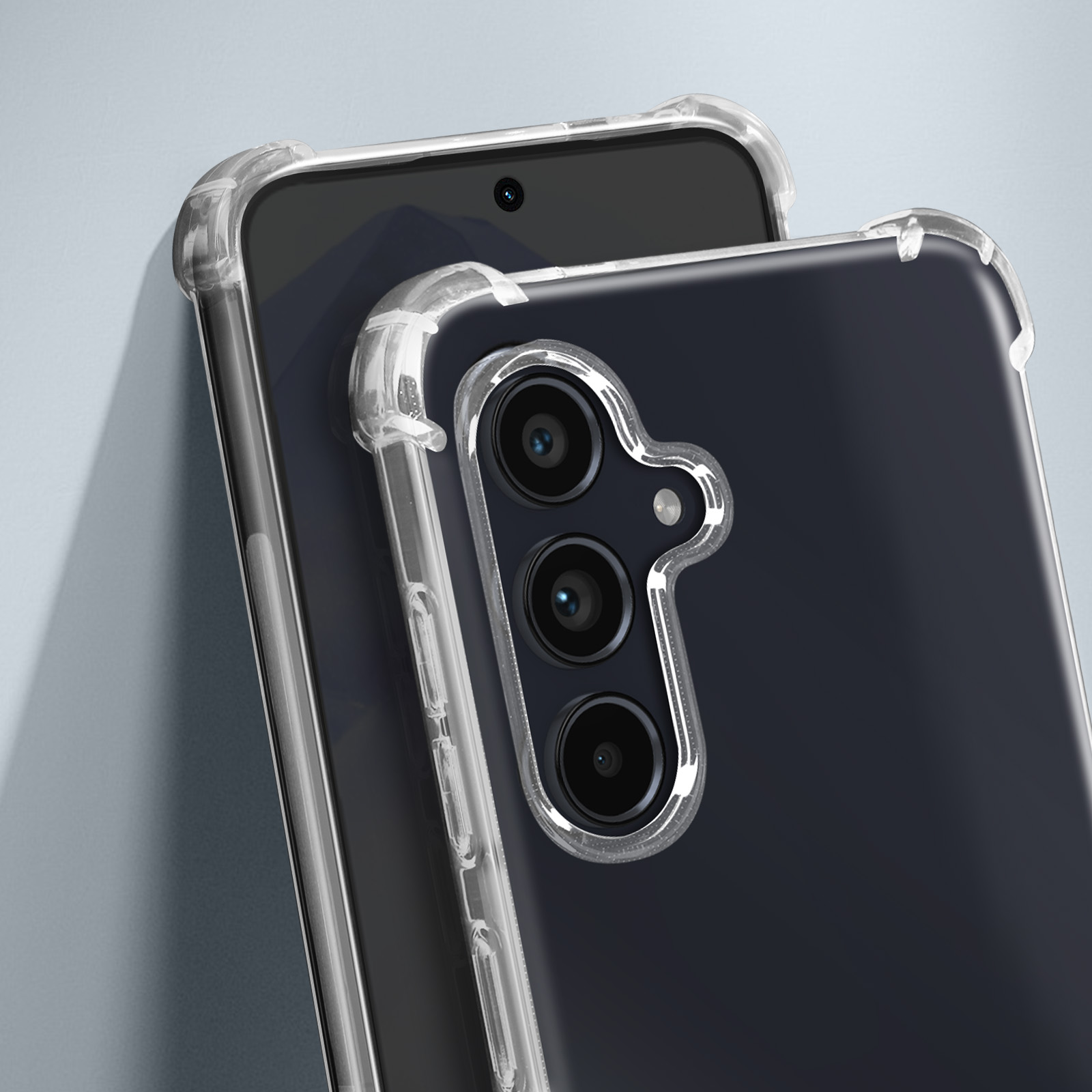 Due telefoni con custodie trasparenti, uno con tripla fotocamera, su sfondo azzurro.